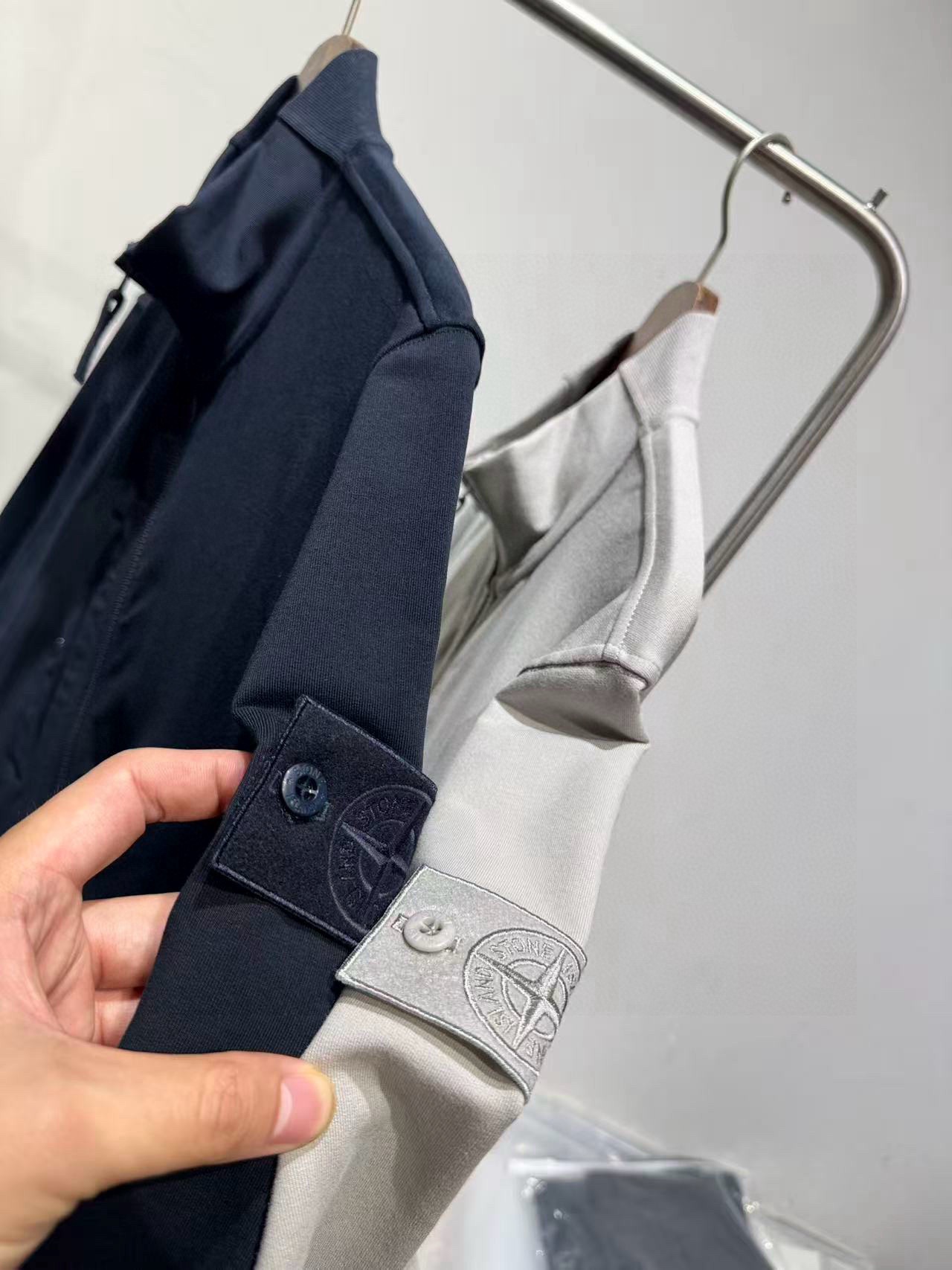 Куртка мужская Stone Island Ghost из хлопкового трикотажа белого цвета на молнии