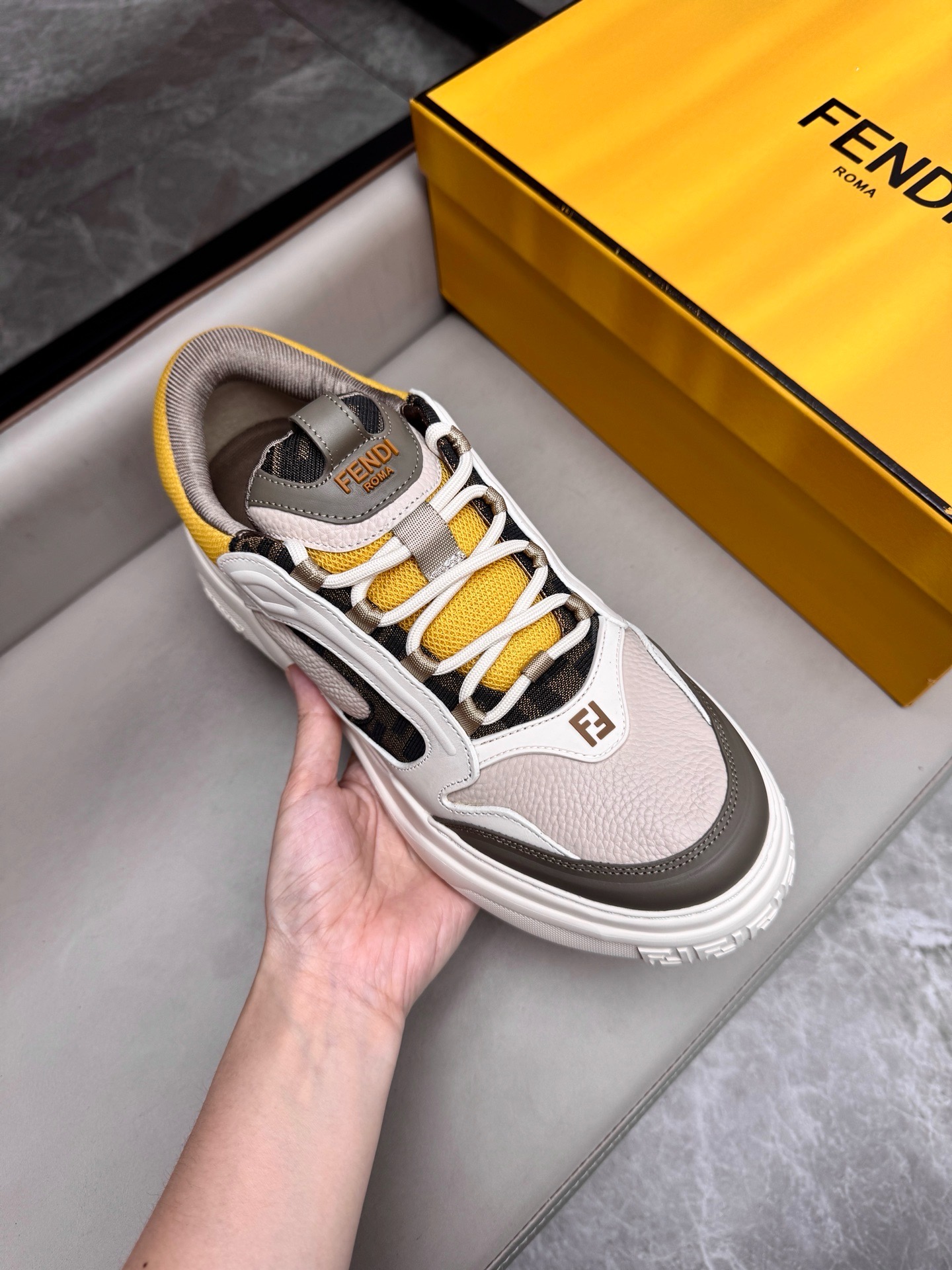 Кроссовки мужские в стиле Fendi бежевого цвета с жёлтыми акцентами