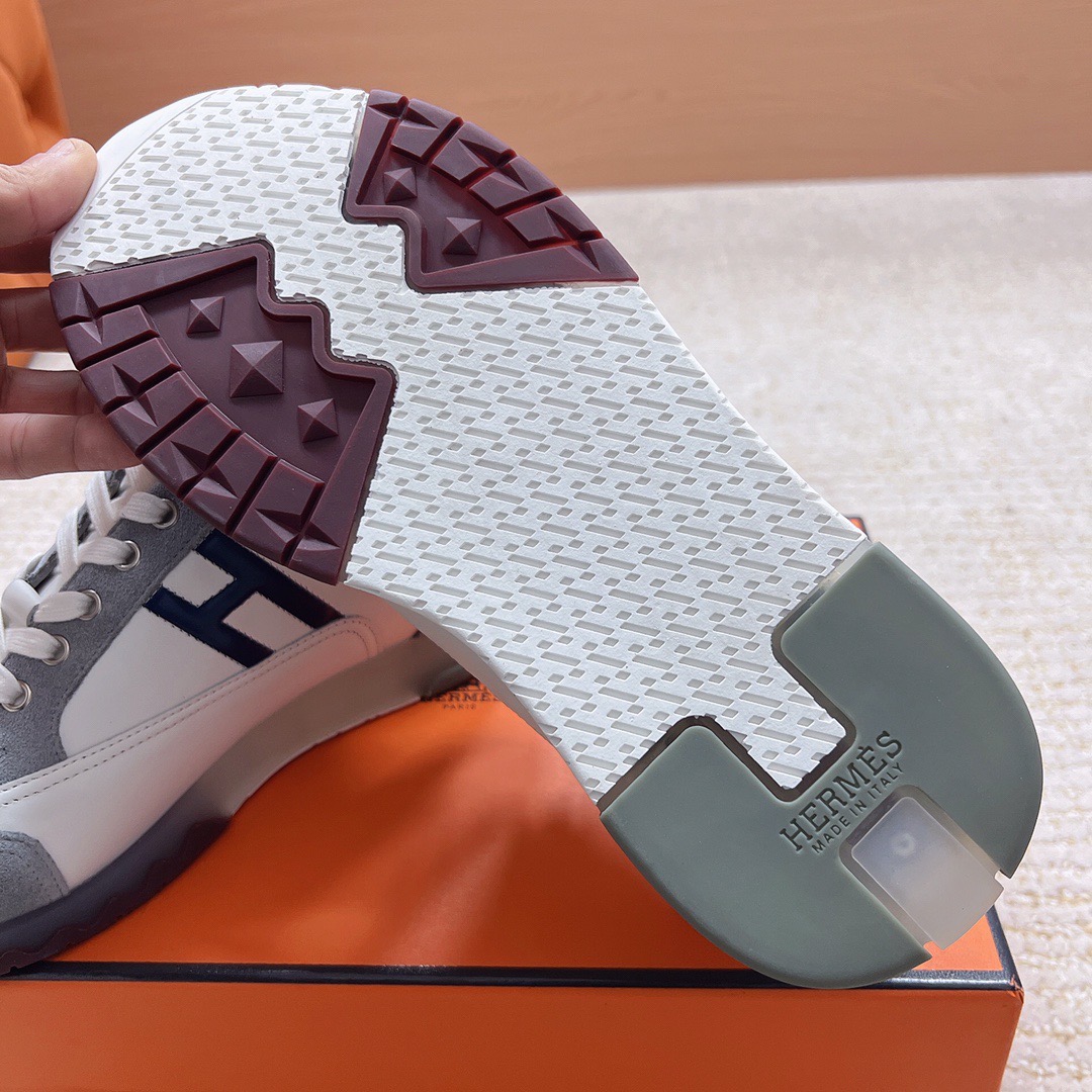 Кроссовки унисекс в стиле Hermes Trail серо-белого цвета с бордовыми вставками