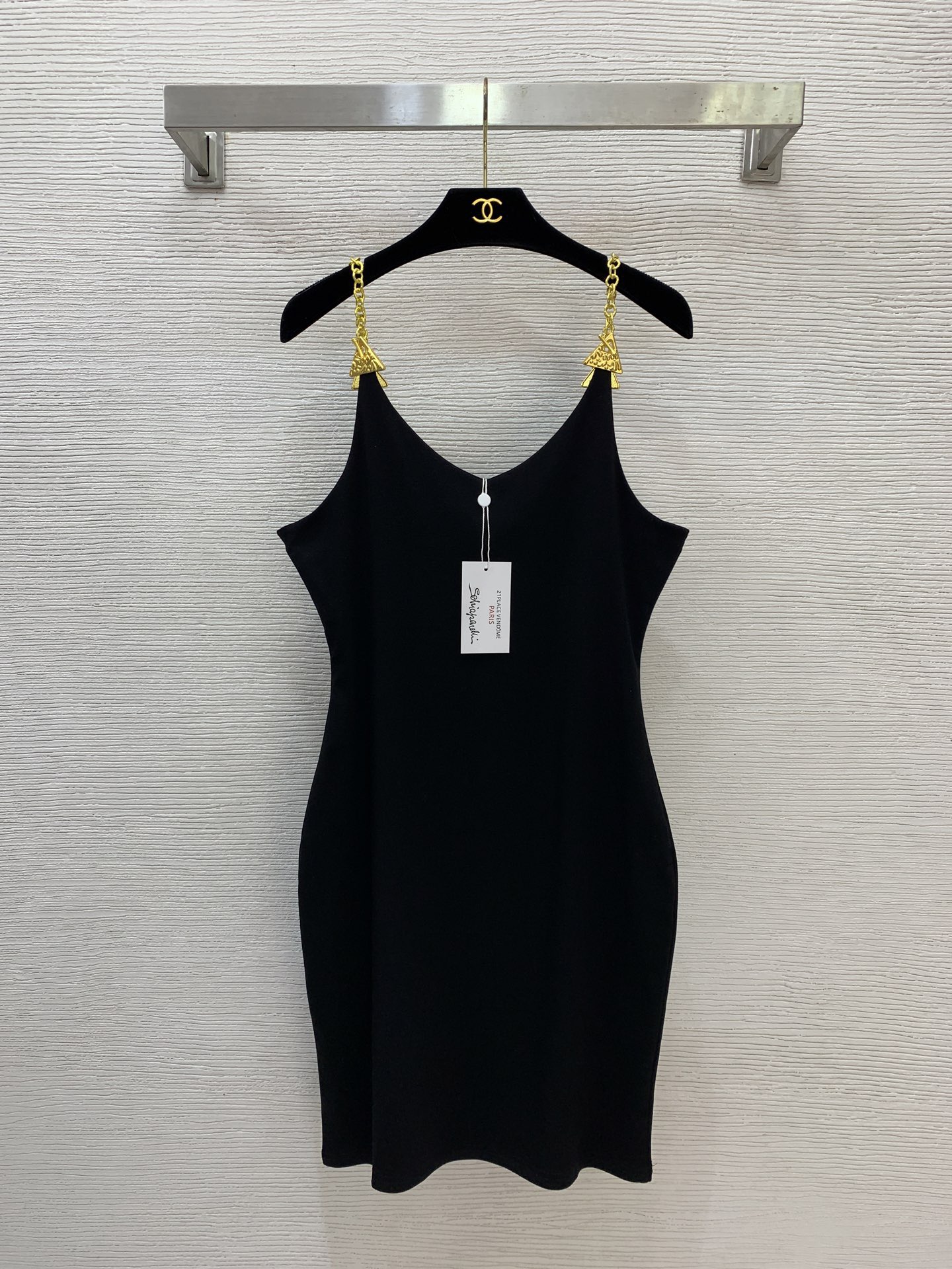 Платье женское в стиле Schiaparelli белого цвета на бретелях с декоративными цепочками