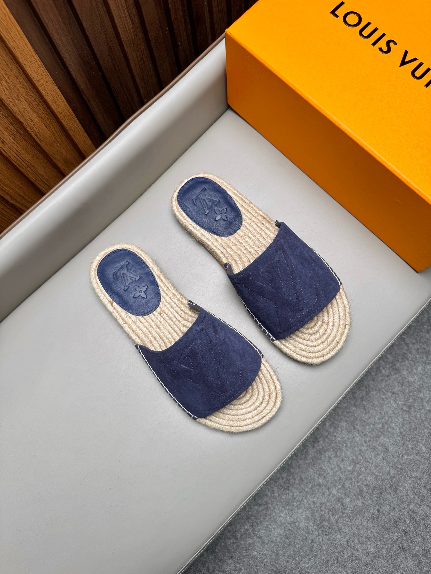 Шлёпанцы мужские в стиле Louis Vuitton из натуральной замши синего цвета