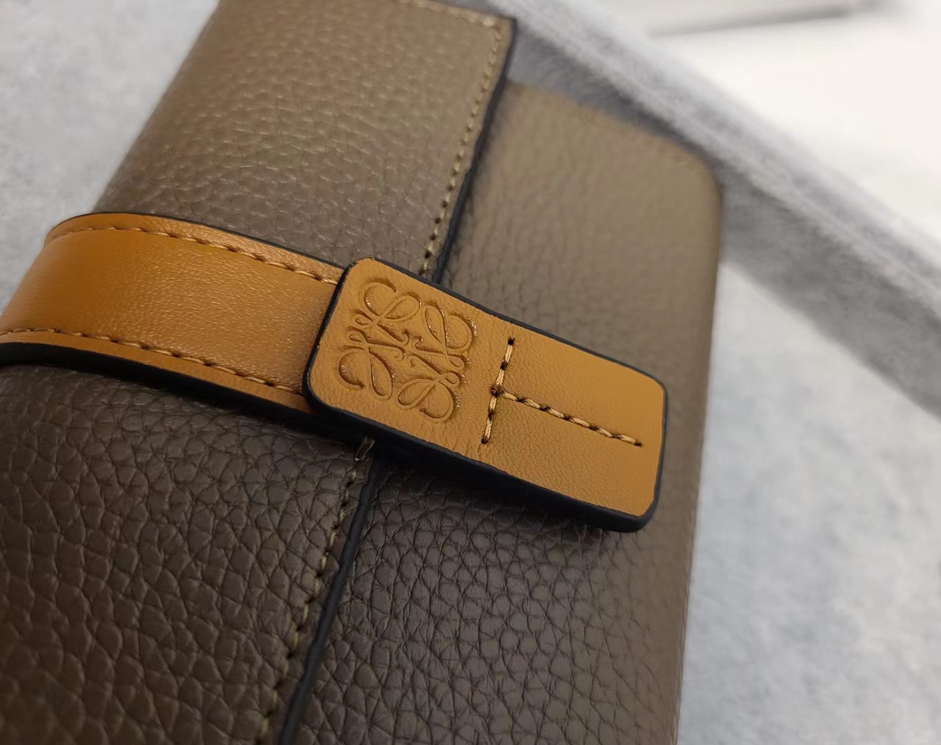 Кошелёк женский в стиле Loewe Anagram L1102 коричневого цвета с контрастным ремешком