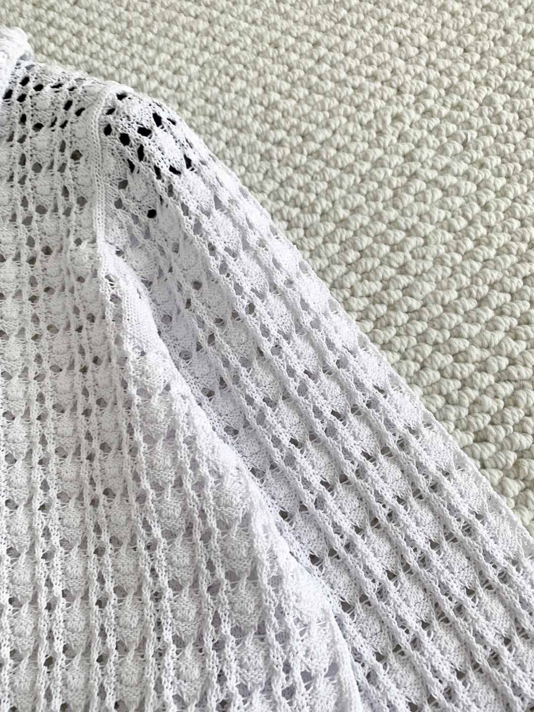 Кардиган женский в стиле Chanel с ажурной вязкой и воротником белого цвета