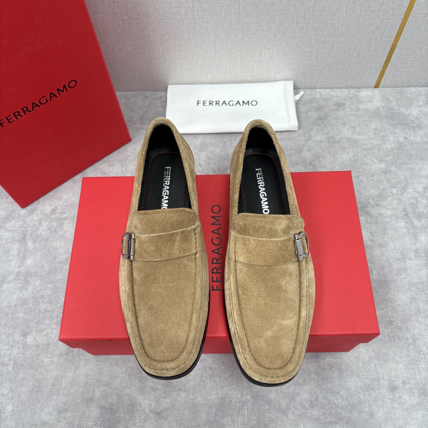 Лоферы мужские в стиле Ferragamo Gancini из натуральной замши бежевого цвета