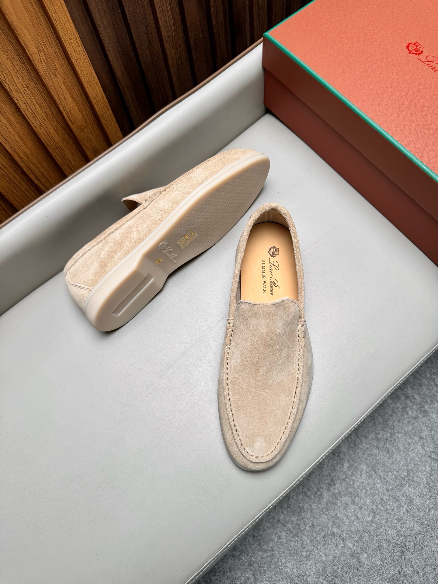 Лоферы унисекс в стиле Loro Piana из натуральной замши бежевого цвета