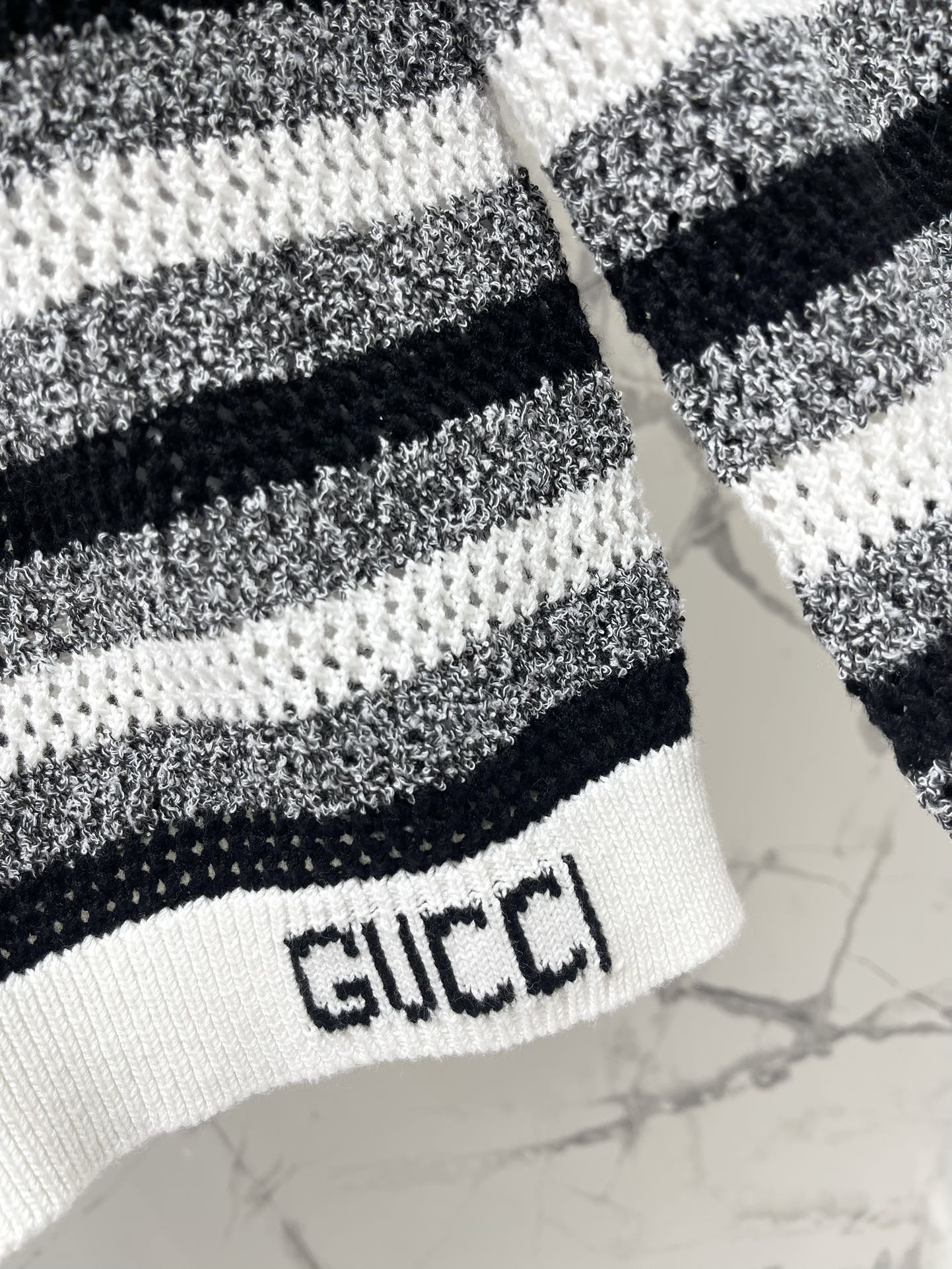 Джемпер женский в стиле Gucci из хлопкового трикотажа в полоску бело-синего цвета