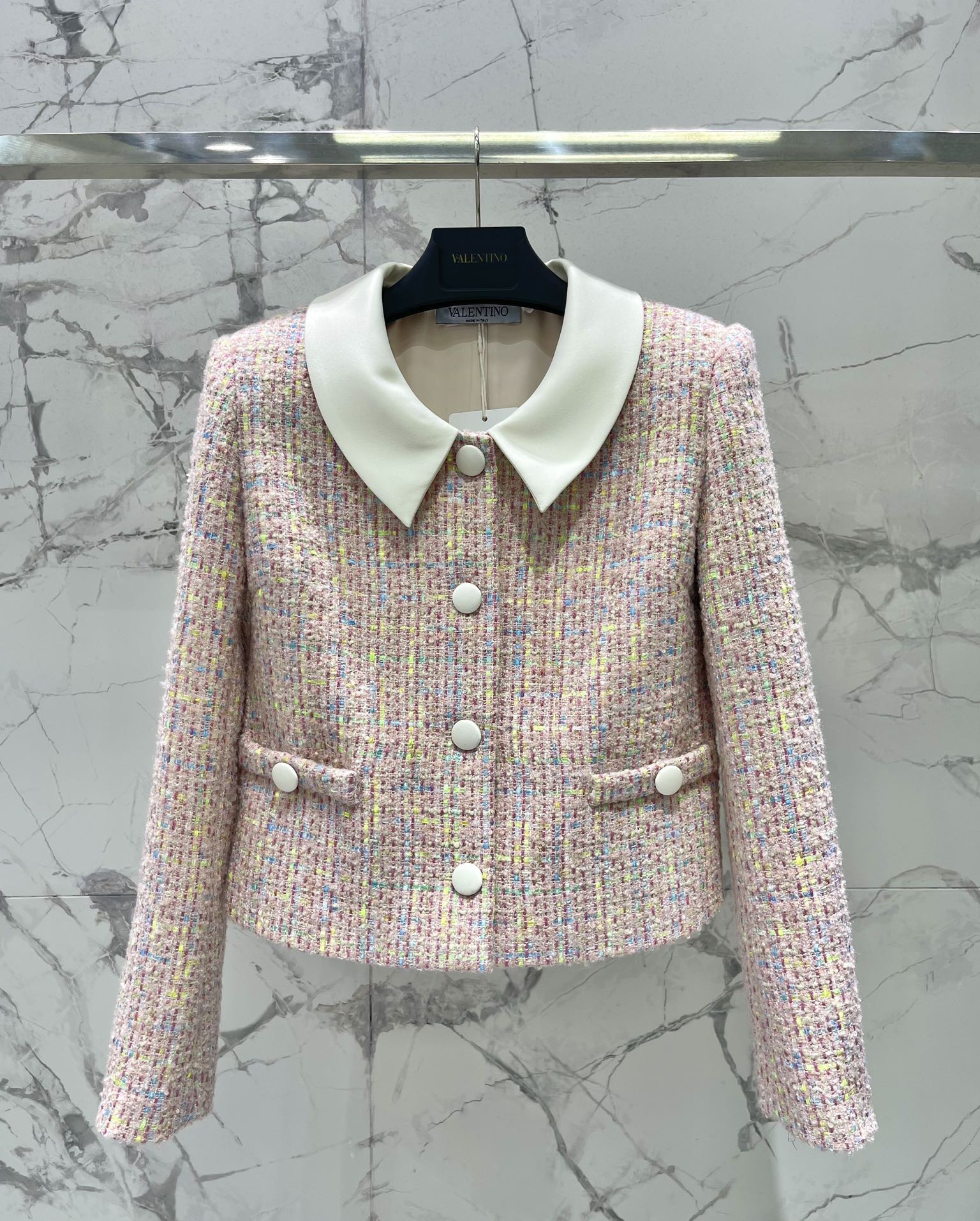 Жакет женский в стиле Valentino из твидовой ткани пастельного цвета с контрастным воротником