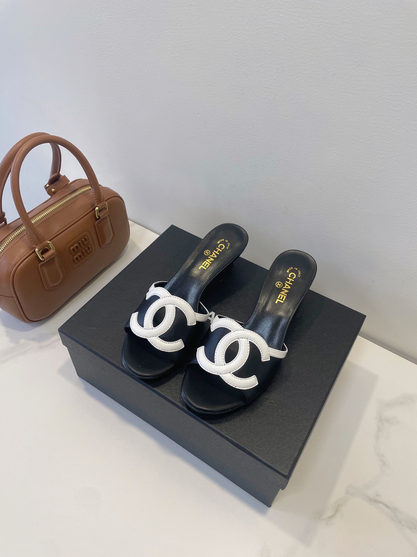 Мюли женские в стиле Chanel 26 с логотипом CC чёрного цвета с белым декором