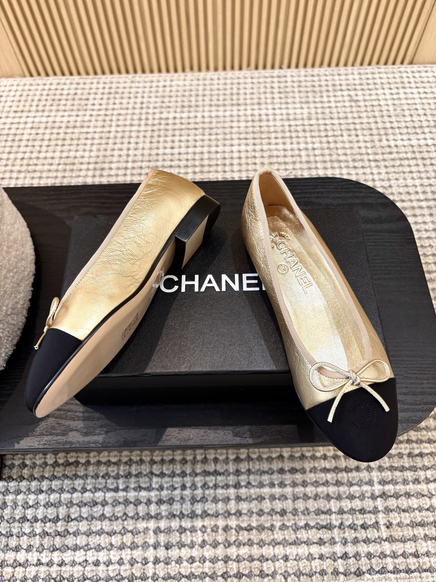 Балетки женские Chanel золотистого цвета с контрастным мысом