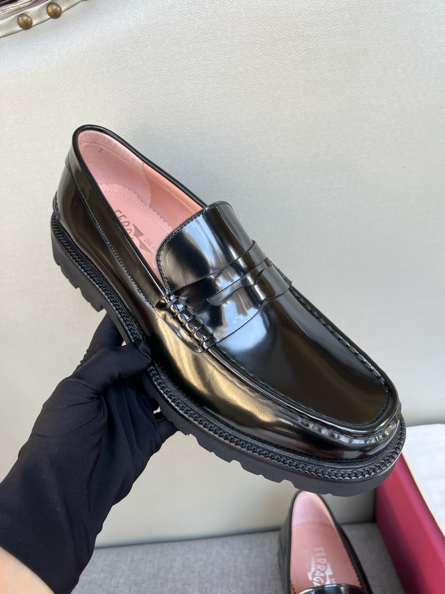 Лоферы мужские в стиле Salvatore Ferragamo из натуральной кожи черного цвета