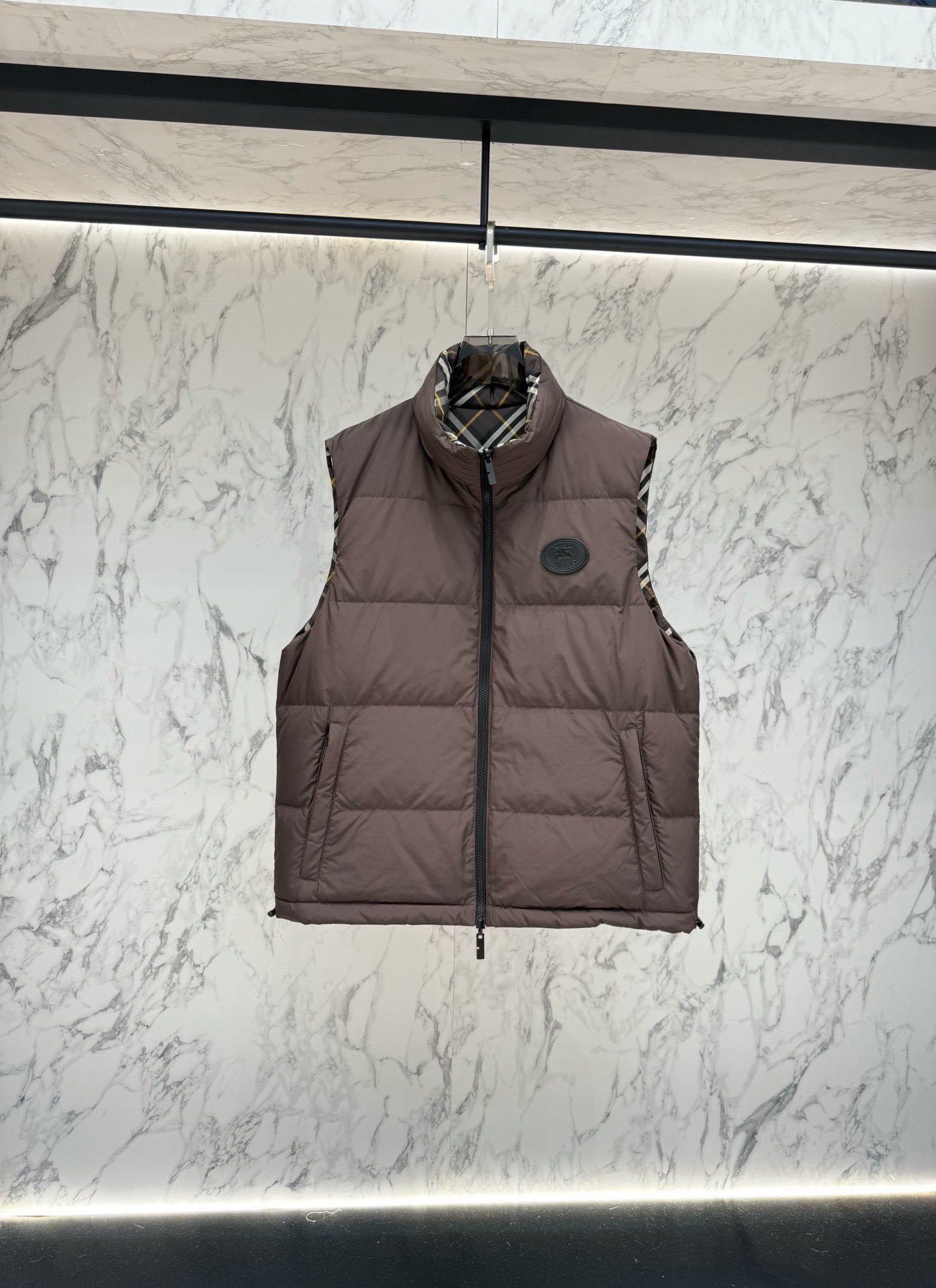 Жилет пуховый мужской Burberry Reversible Check Puffer Gilet двусторонний серо-коричневого цвета с фирменной клеткой и натуральным пухом