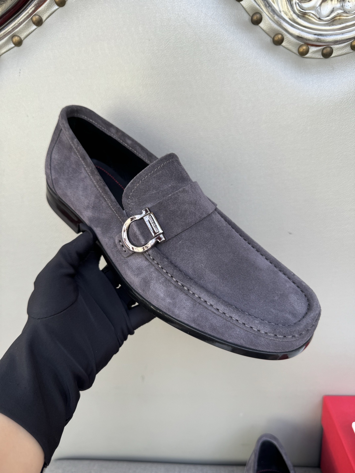 Лоферы мужские в стиле Ferragamo Gancini из натуральной замши серого цвета