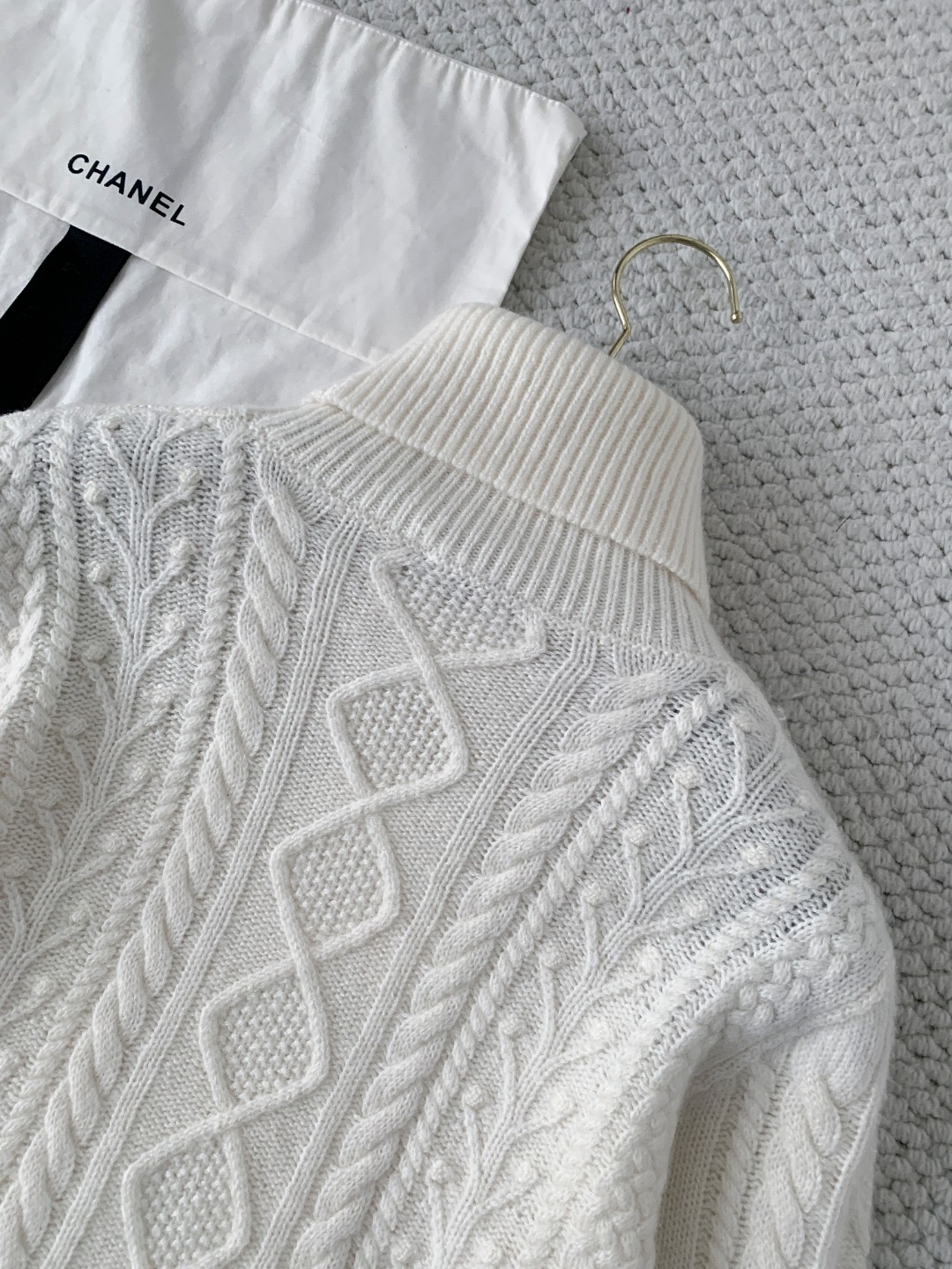 Свитер женский в стиле Chanel с высоким воротником и рельефной вязкой молочного цвета