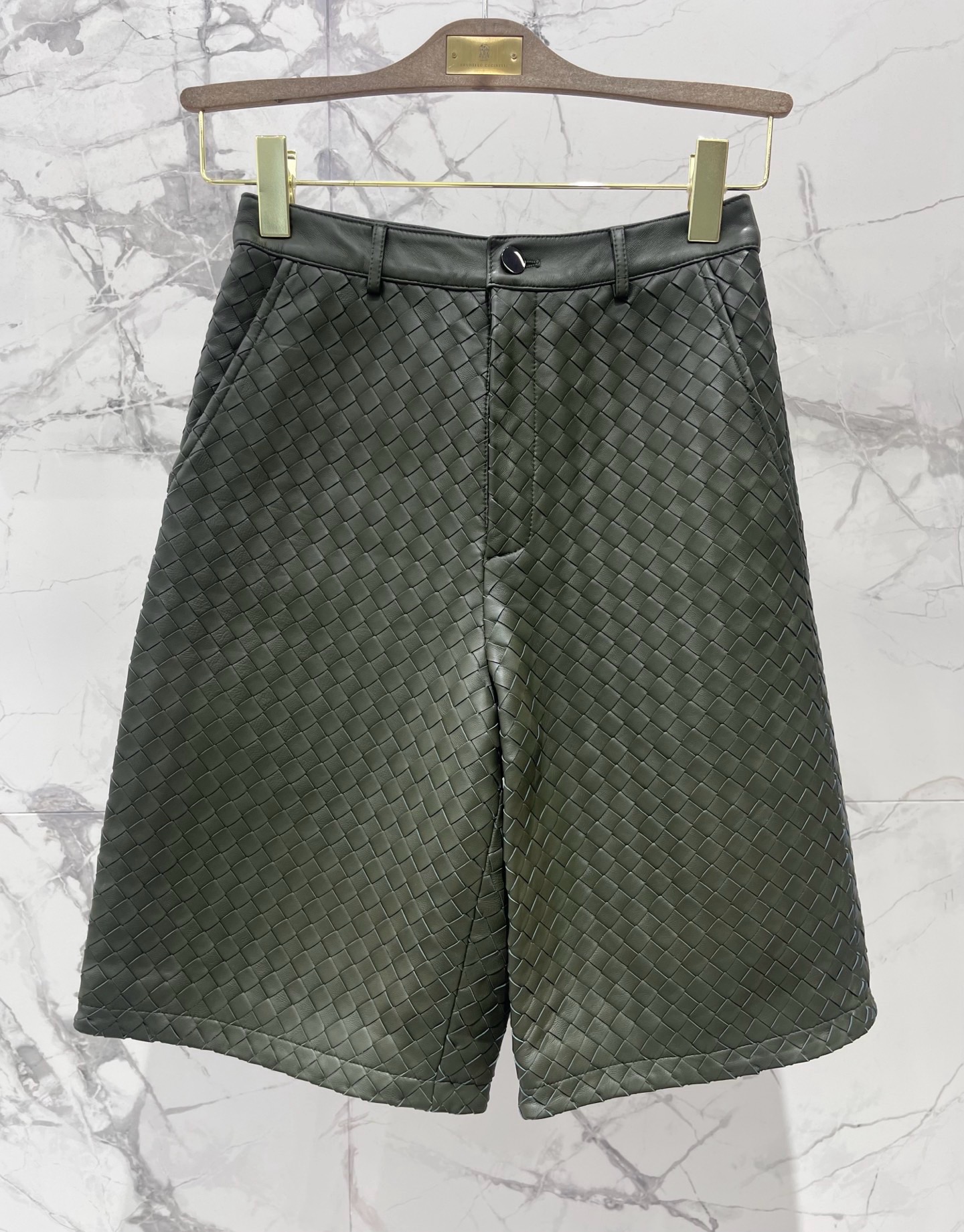 Костюм женский Bottega Veneta тёмно-зелёного цвета с плетением Intrecciato