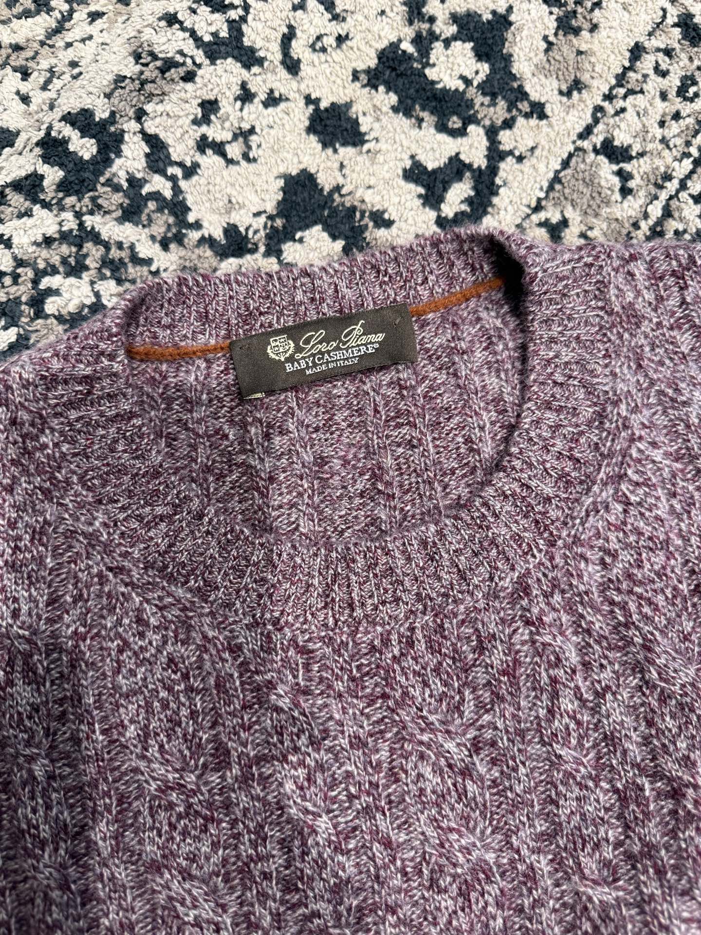 Свитер мужской в стиле Loro Piana Treccia из 100% шерсти розово-сливового цвета