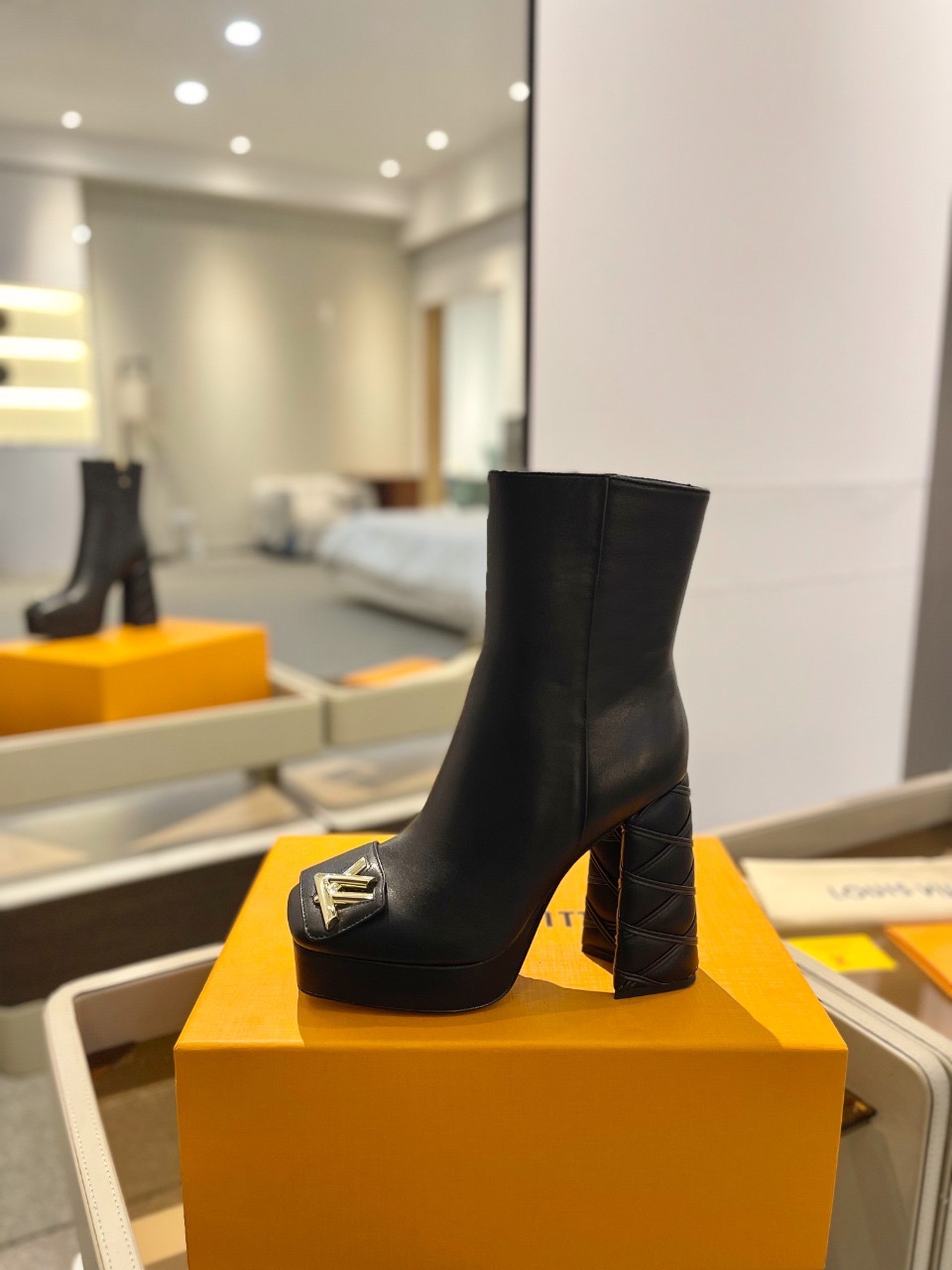 Ботильоны Louis Vuitton Platform Ankle Boot черного цвета