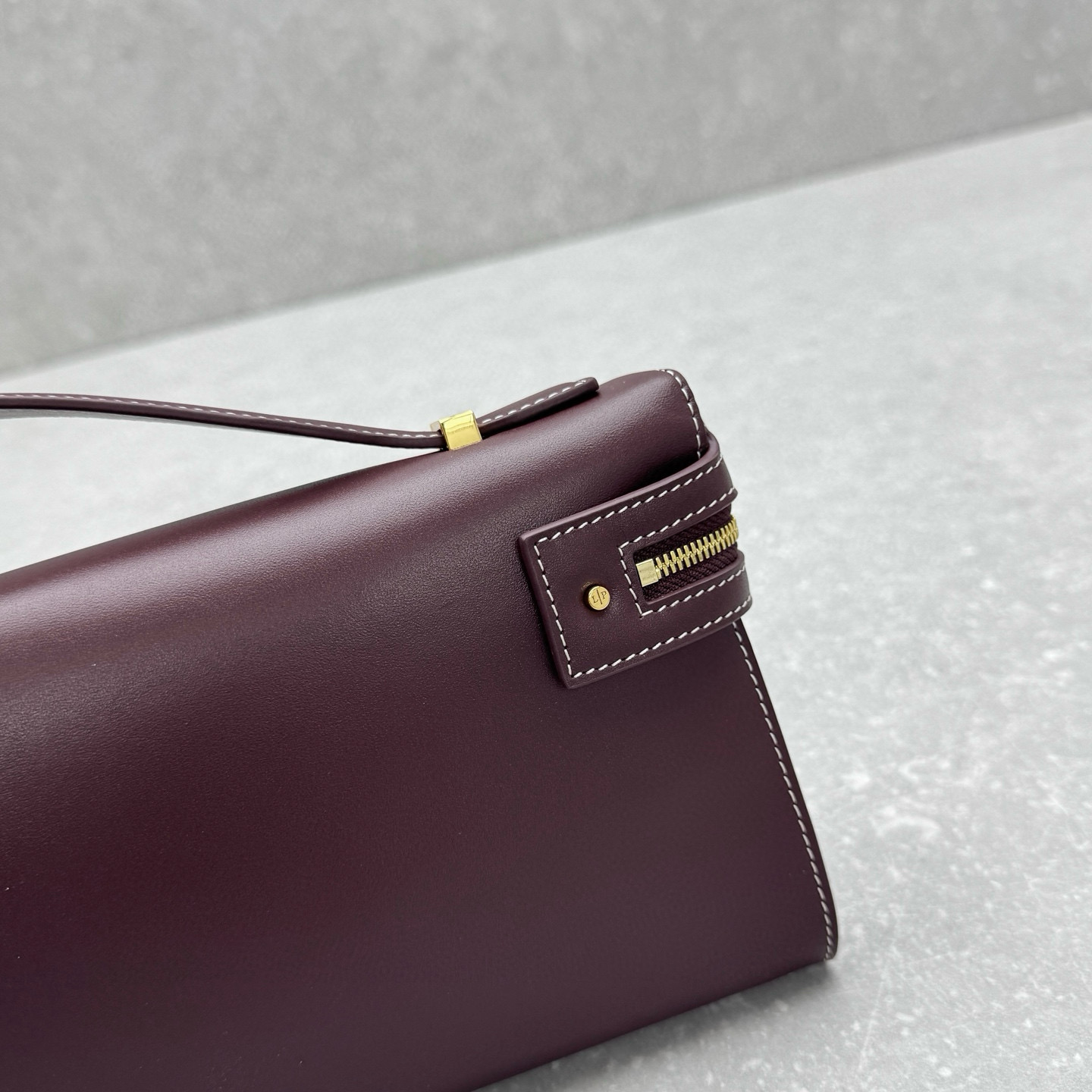 Сумка- клатч женский в стиле Loro Piana Extra Clutch L29 из натуральной кожи тёмно-бордового цвета
