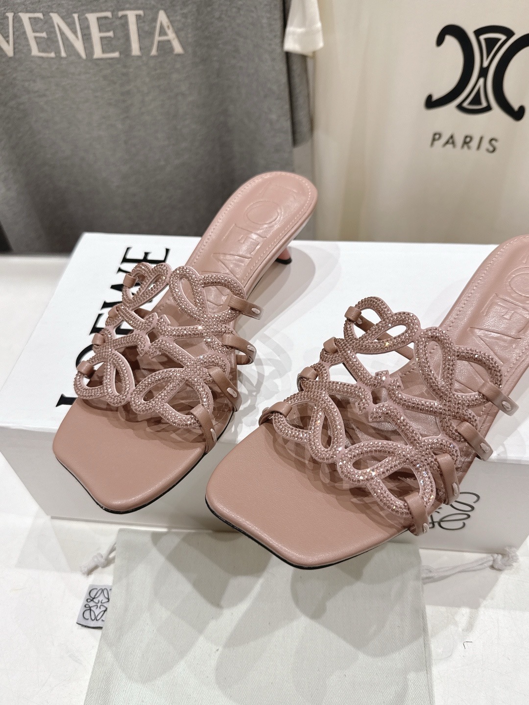 Босоножки женские в стиле LOEWE F036 пудрово-розового цвета с плетёными ремешками