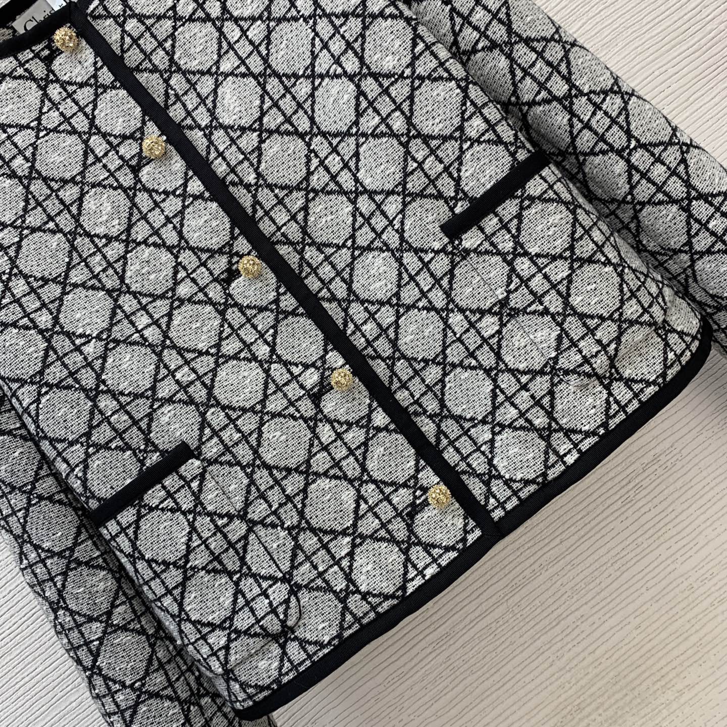 Жакет женский в стиле Christian Dior укороченный с логотипным узором и контрастной отделкой