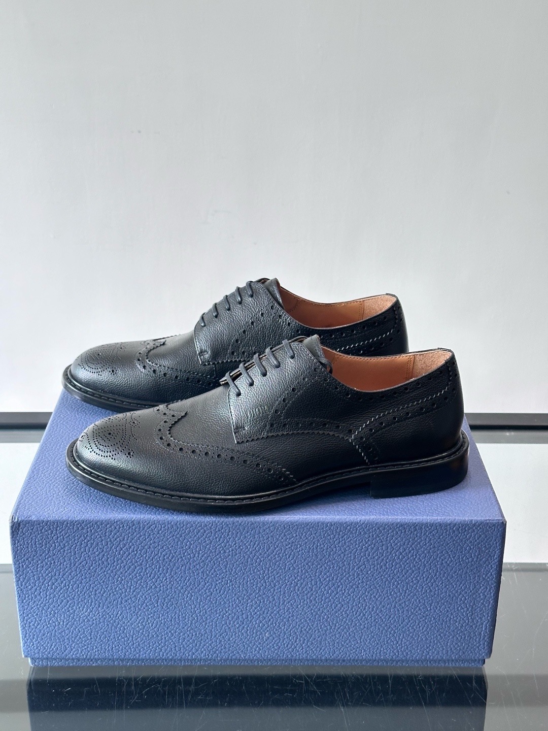 Туфли мужские в стиле Dior Oxford из натуральной кожи с перфорацией черного цвета