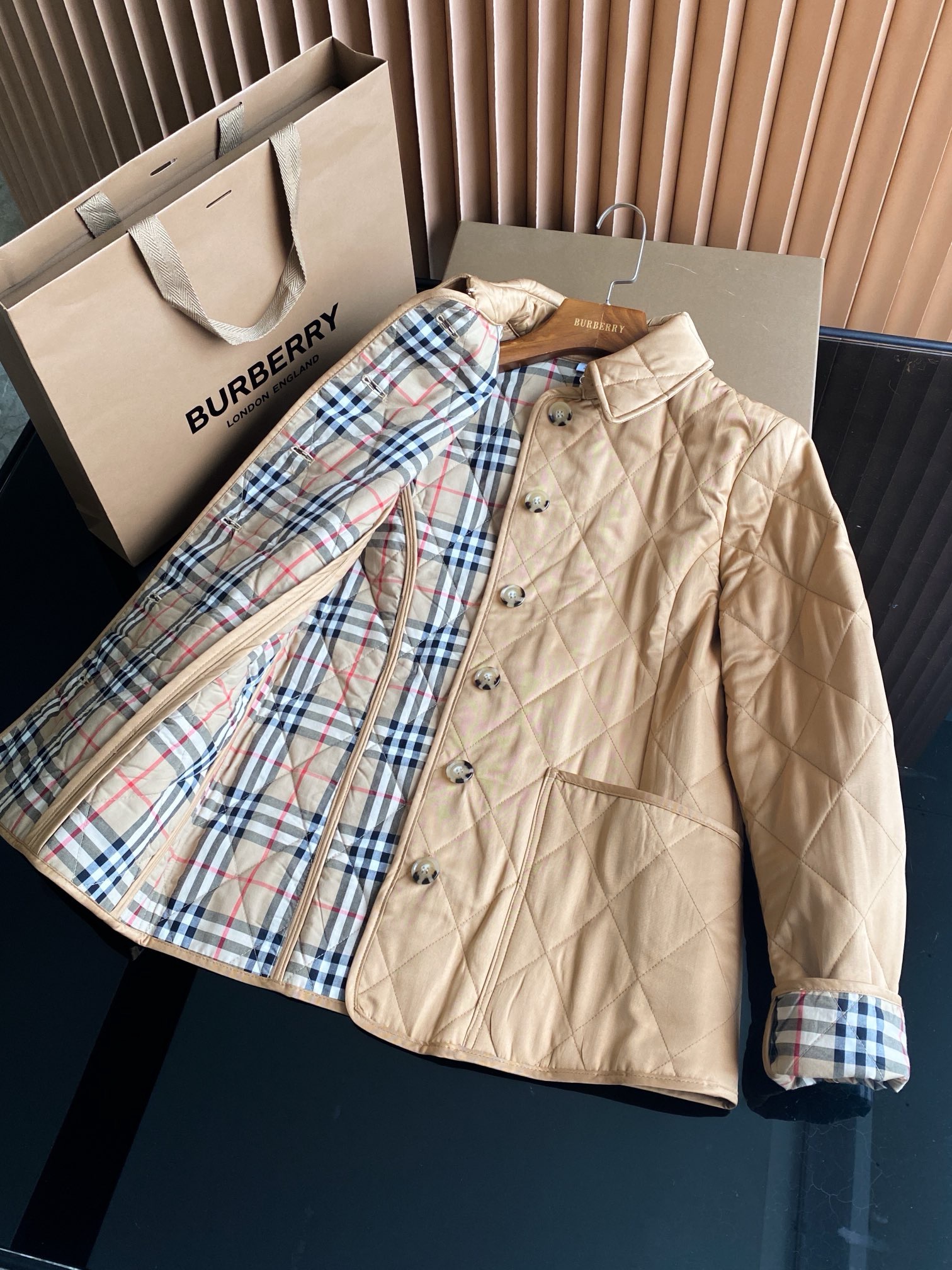 Куртка женская в стиле Burberry бежевого цвета