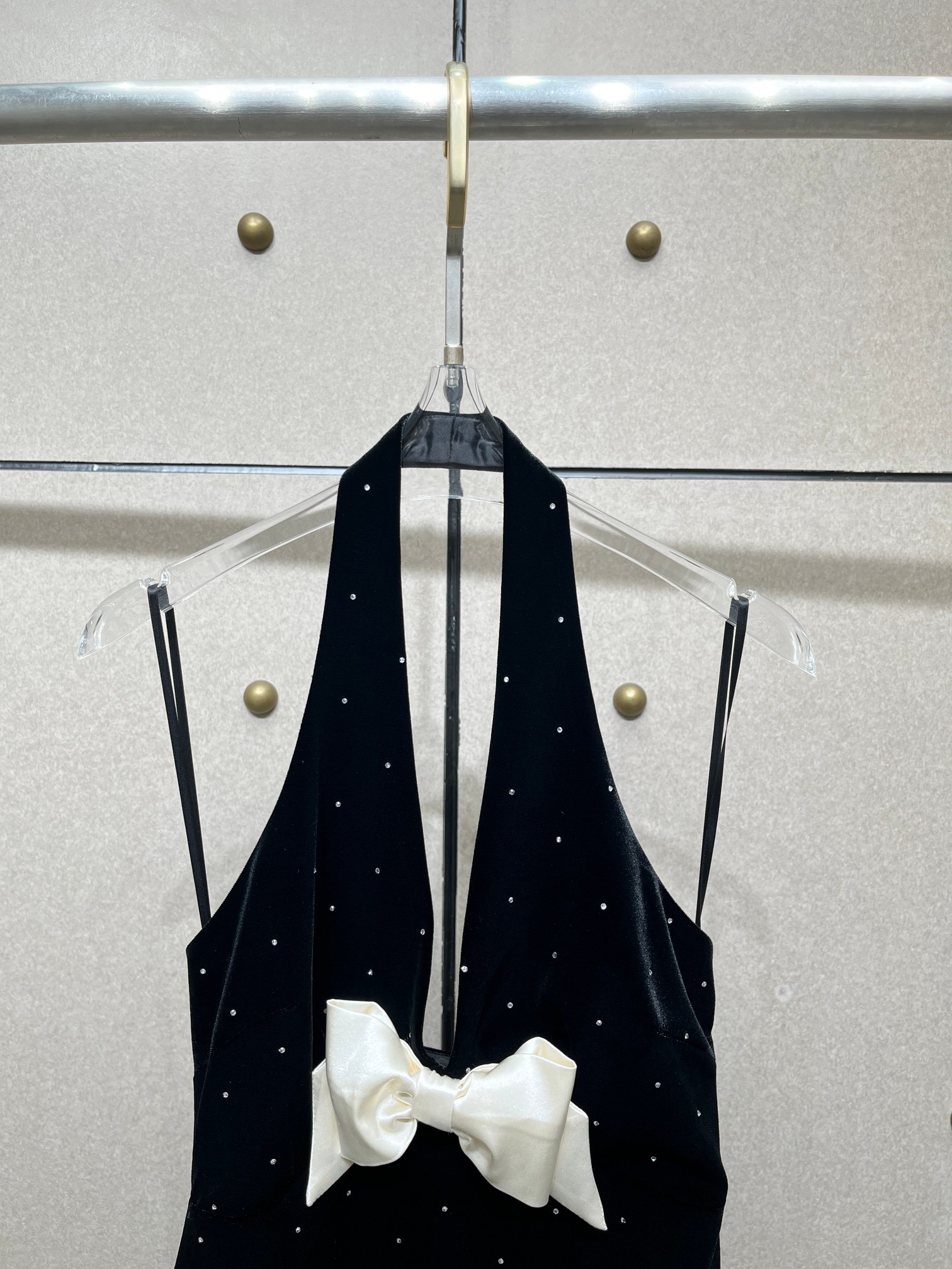 Платье женское из эластичного текстиля чёрного цвета с декором из кристаллов и бантом