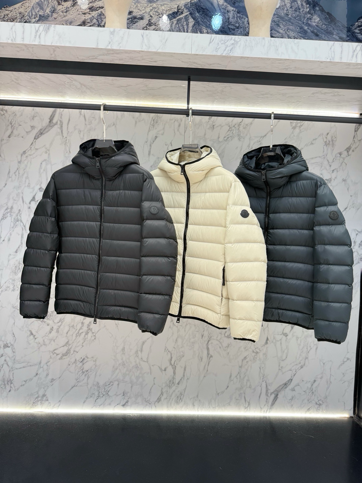Пуховик мужской Moncler Hooded Short Down Jacket тёмно-синего цвета с капюшоном и натуральным пухом
