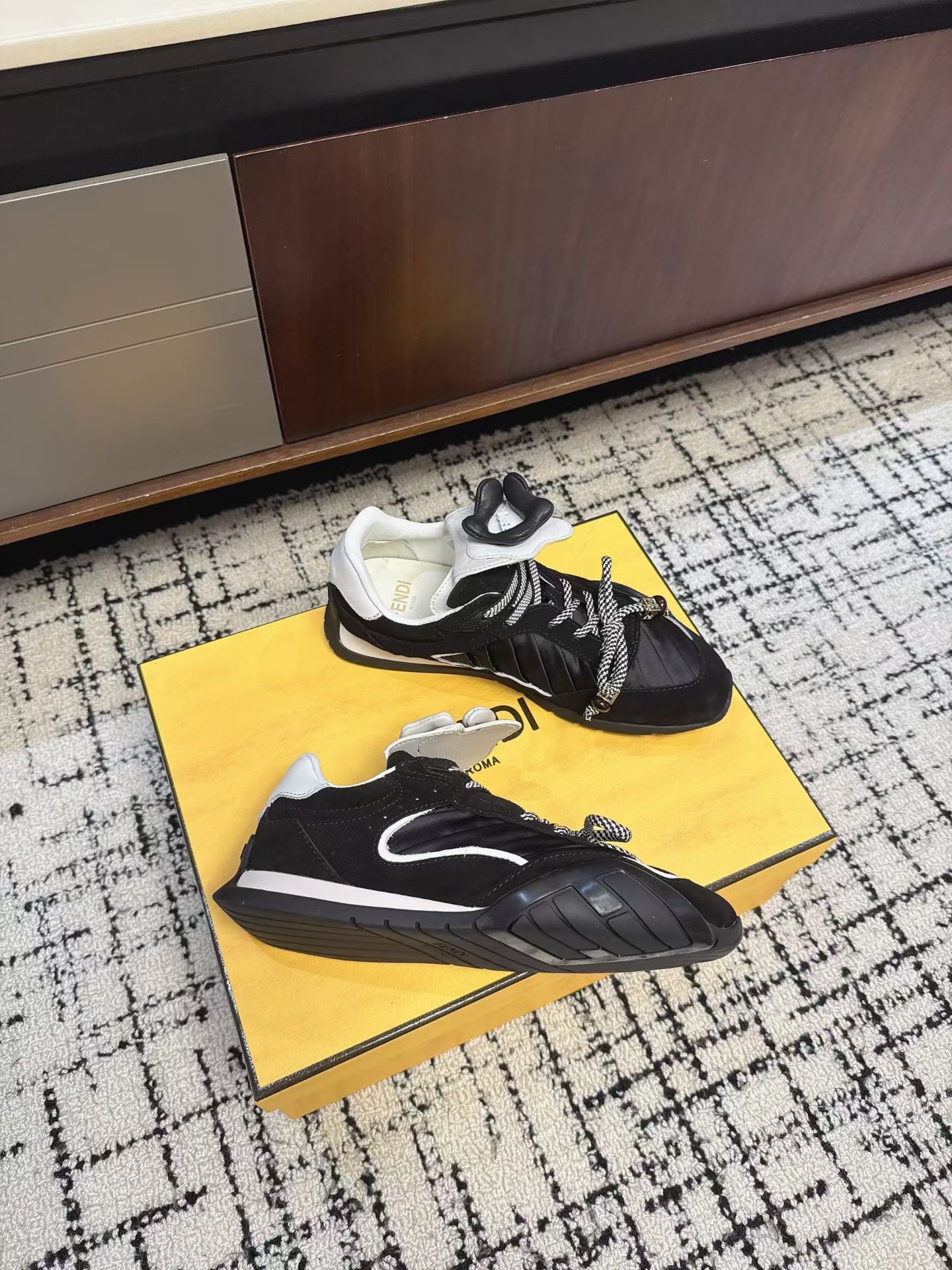 Кроссовки женские в стиле Fendi Delfina чёрного цвета