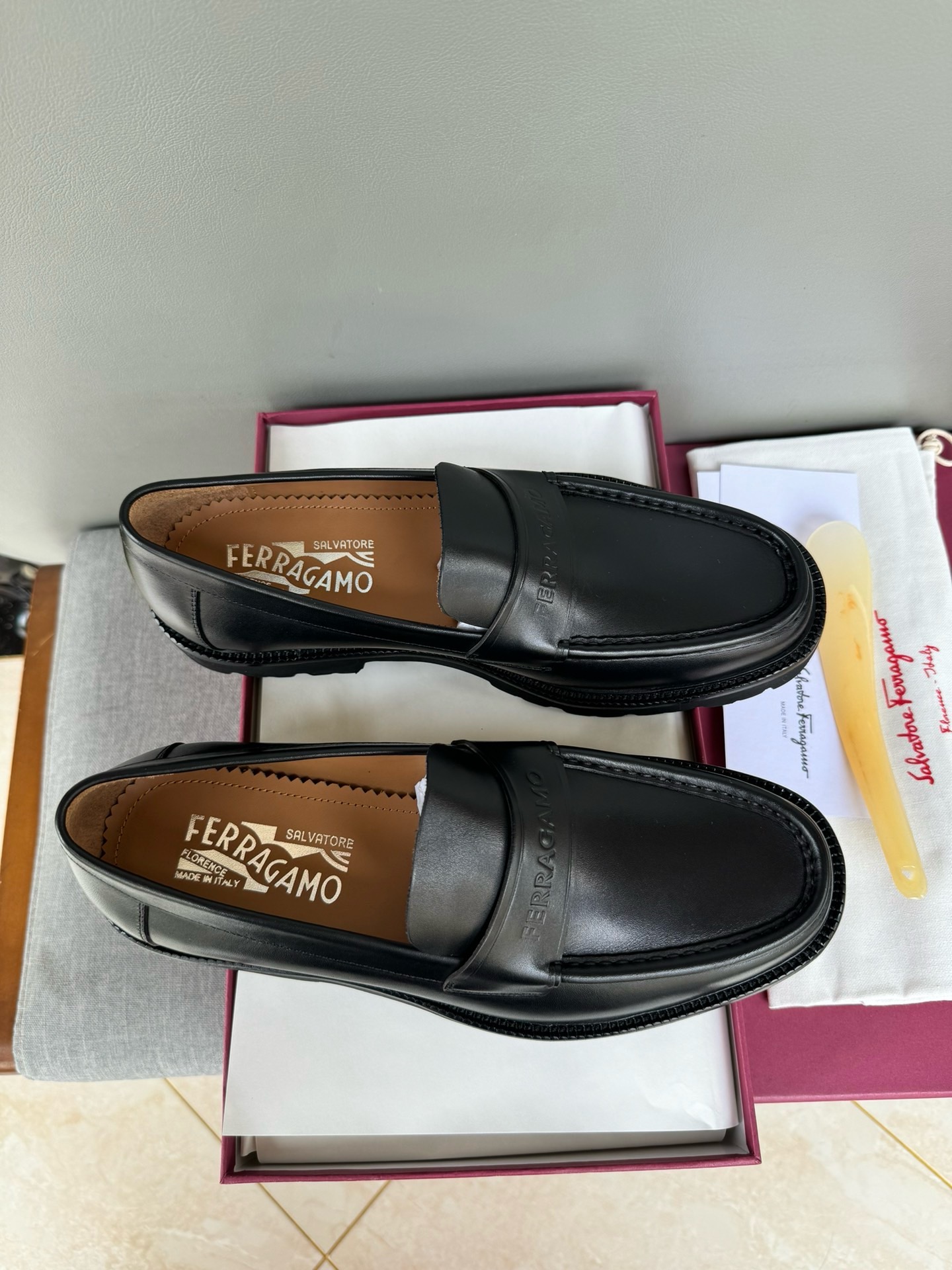 Лоферы мужские в стиле Salvatore Ferragamo из натуральной кожи черного цвета