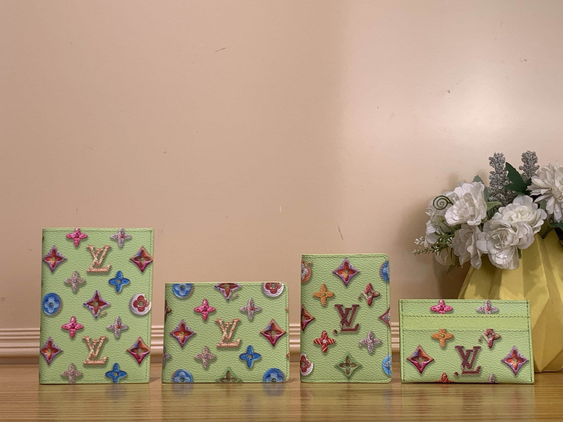 Кошелёк унисекс в стиле Louis Vuitton Slender Monogram Donuts компактный зелёного цвета