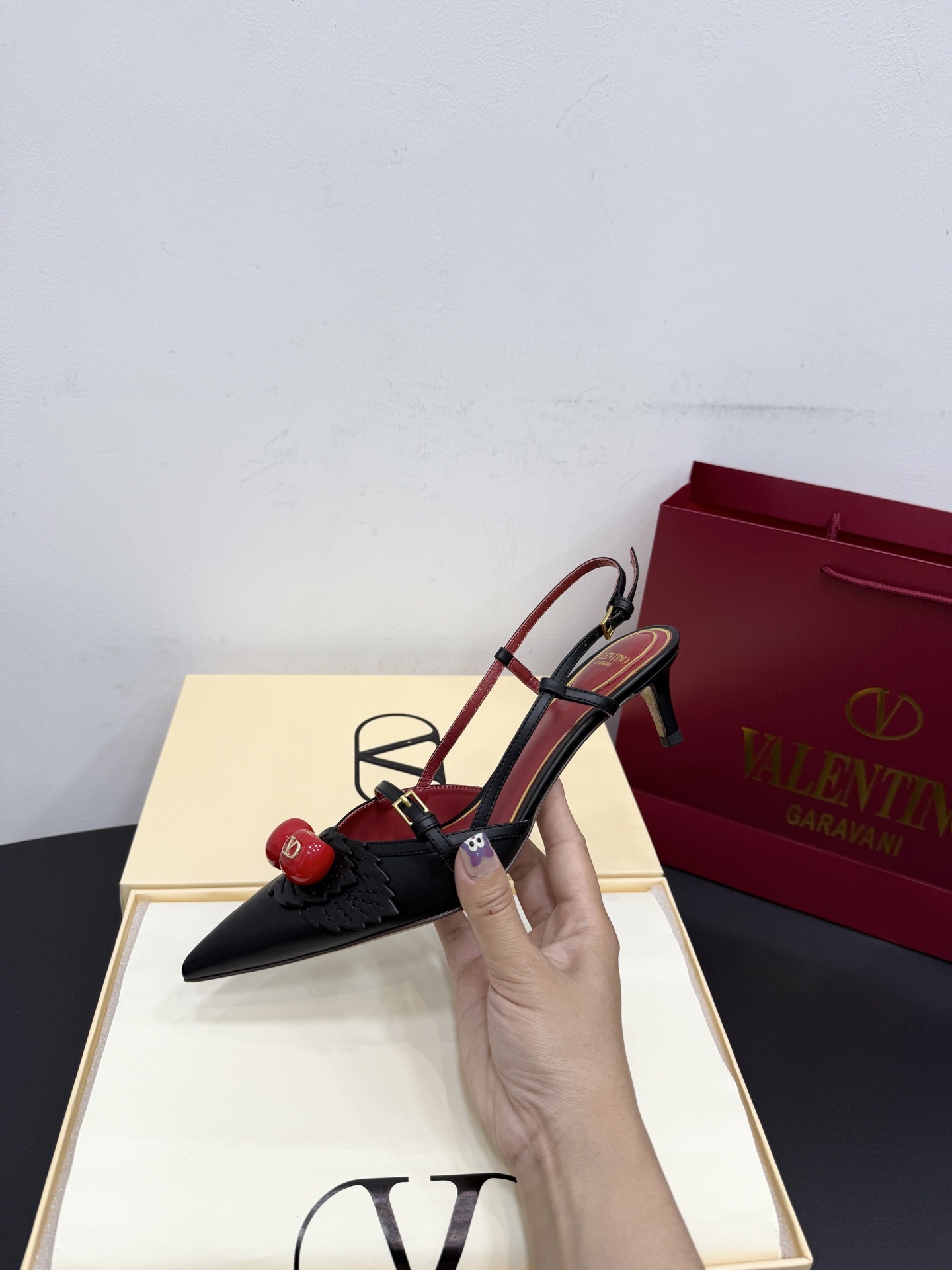 Туфли женские в стиле Valentino VLogo из натуральной кожи чёрного цвета с декором