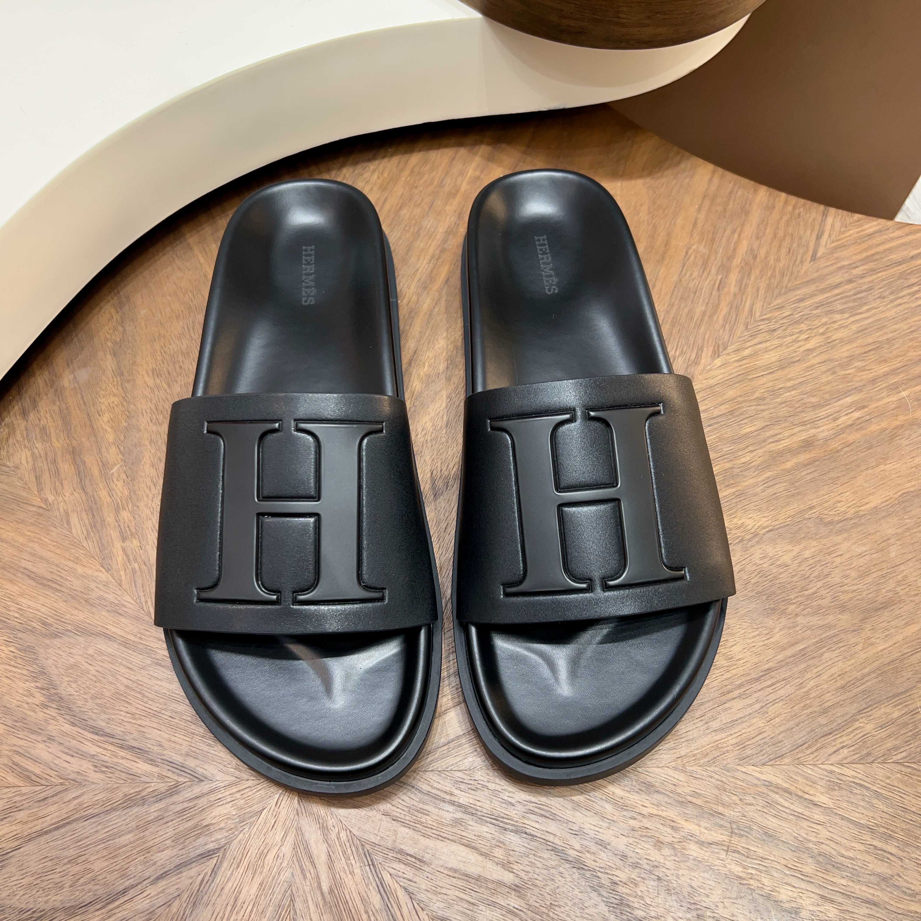 Шлёпанцы мужские в стиле Hermès Oran чёрного цвета