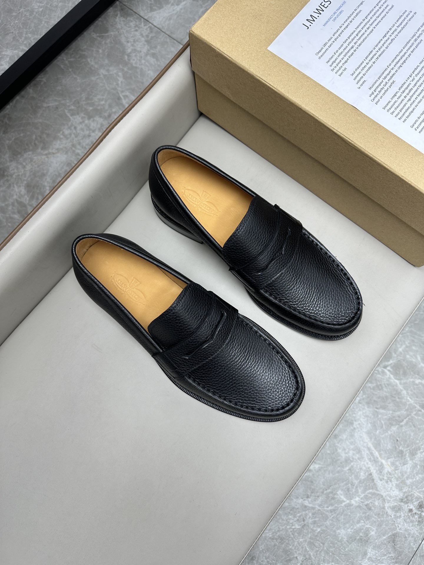 Лоферы мужские в стиле J.M. Weston черного цвета