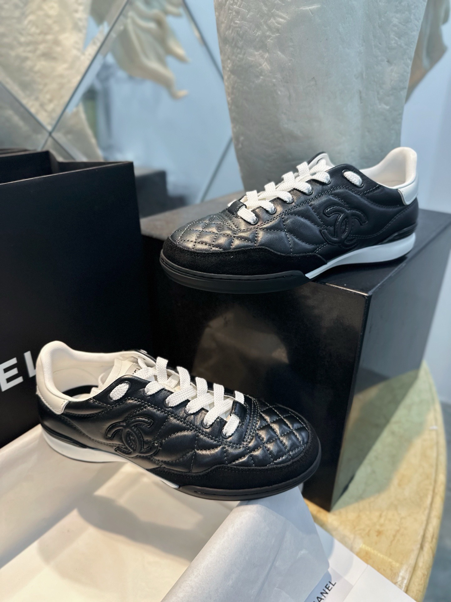Кроссовки Chanel черного цвета с белыми вставками