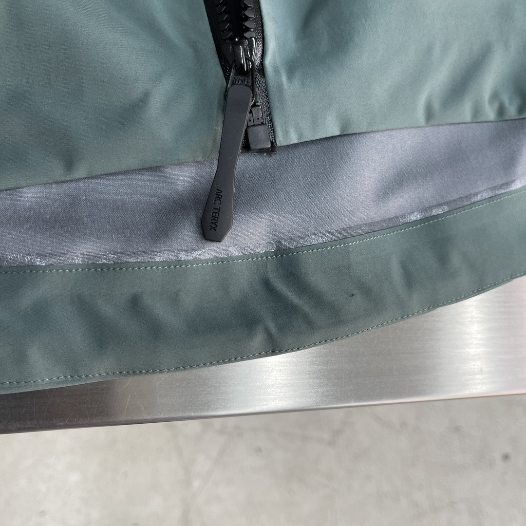 Куртка унисекс в стиле Arc'teryx Alpha SV с капюшоном зелёно-чёрного цвета