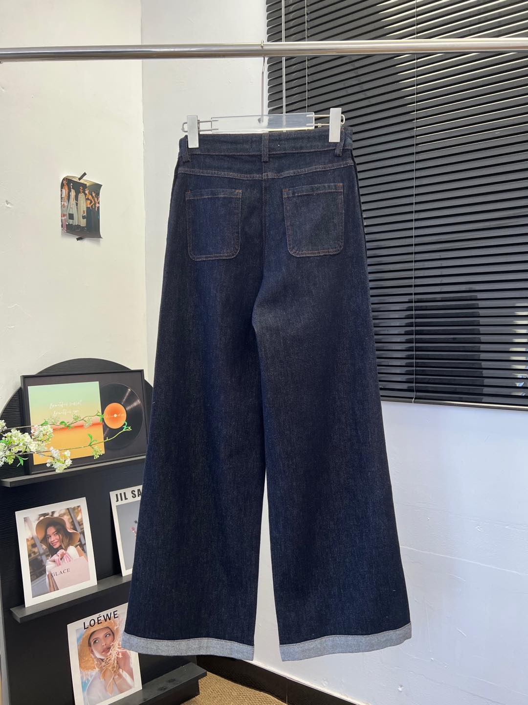 Джинсы женские в стиле Brunello Cucinelli тёмно-синего цвета с контрастной боковой отделкой