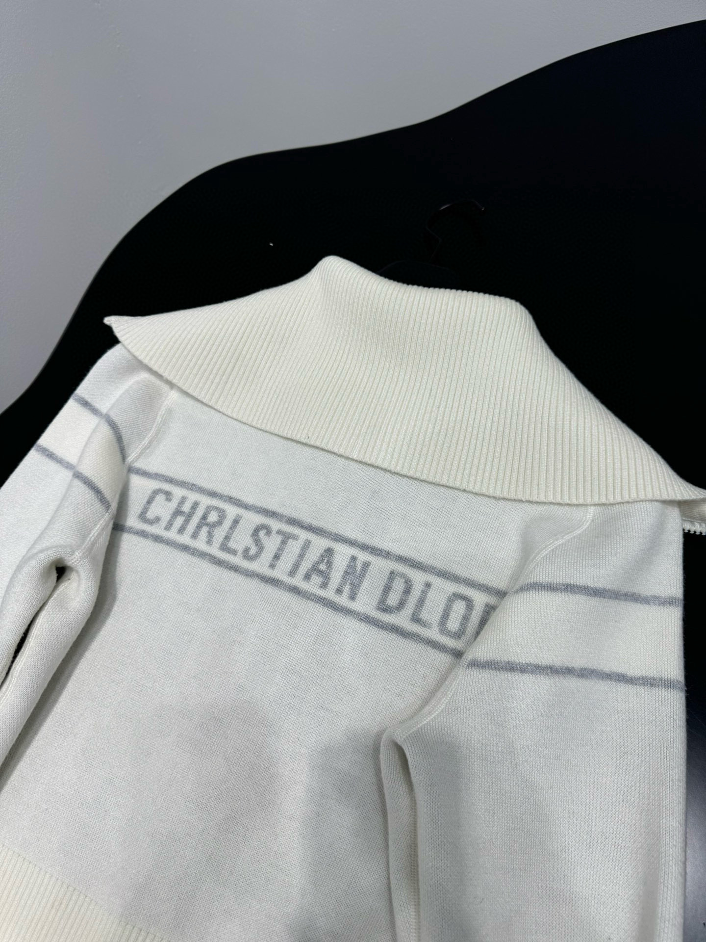 Кофта женская в стиле Dior из шерстяного трикотажа молочного цвета с жаккардовым узором