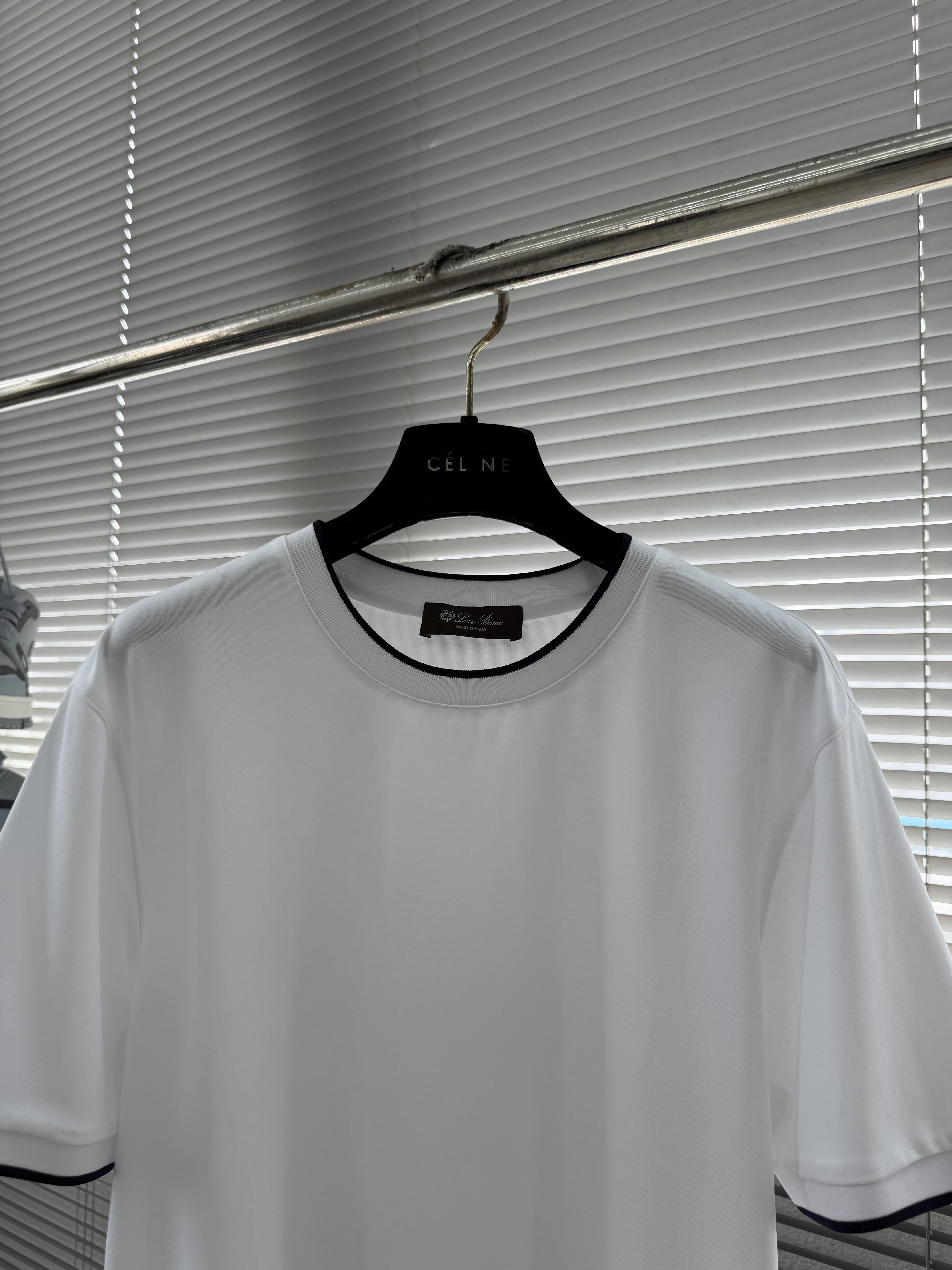 Футболка мужская в стиле Loro Piana из хлопка белого цвета с контрастной отделкой