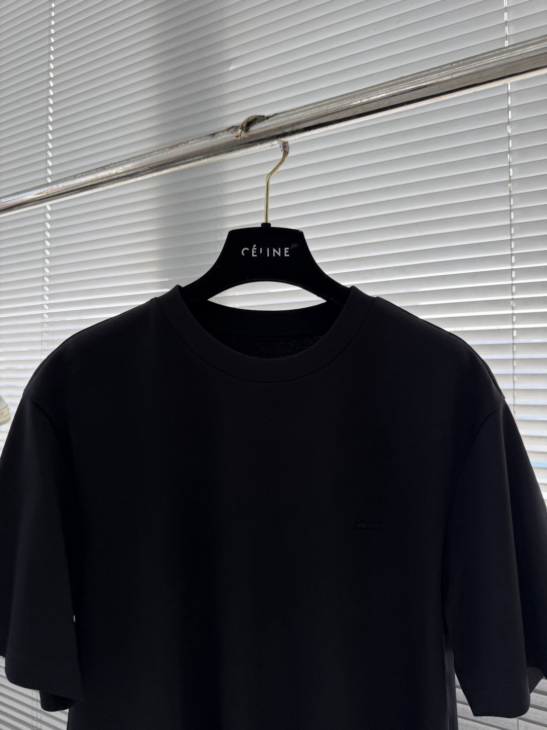 Футболка мужская в стиле Prada минималистичная с логотипом чёрного цвета