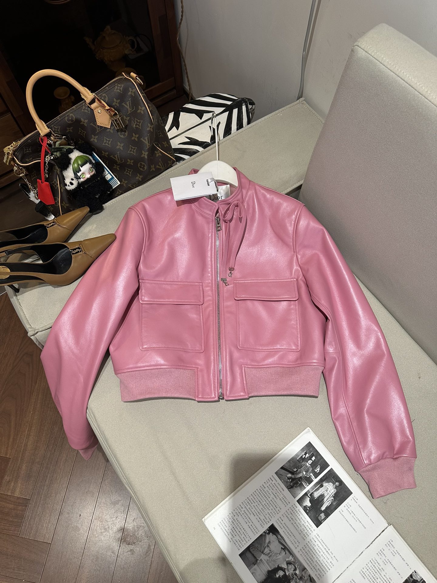 Куртка женская в стиле Dior из натуральной кожи розового цвета укороченная с воротником-стойкой