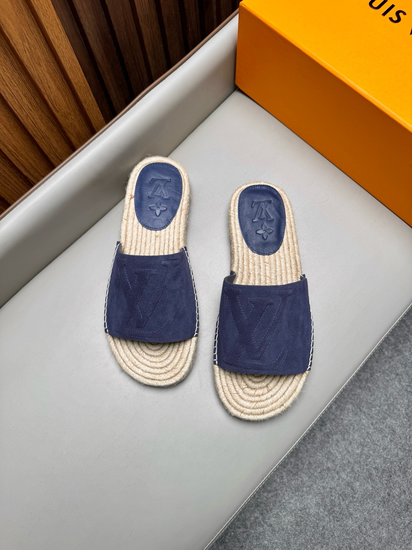 Шлёпанцы мужские в стиле Louis Vuitton из натуральной замши синего цвета