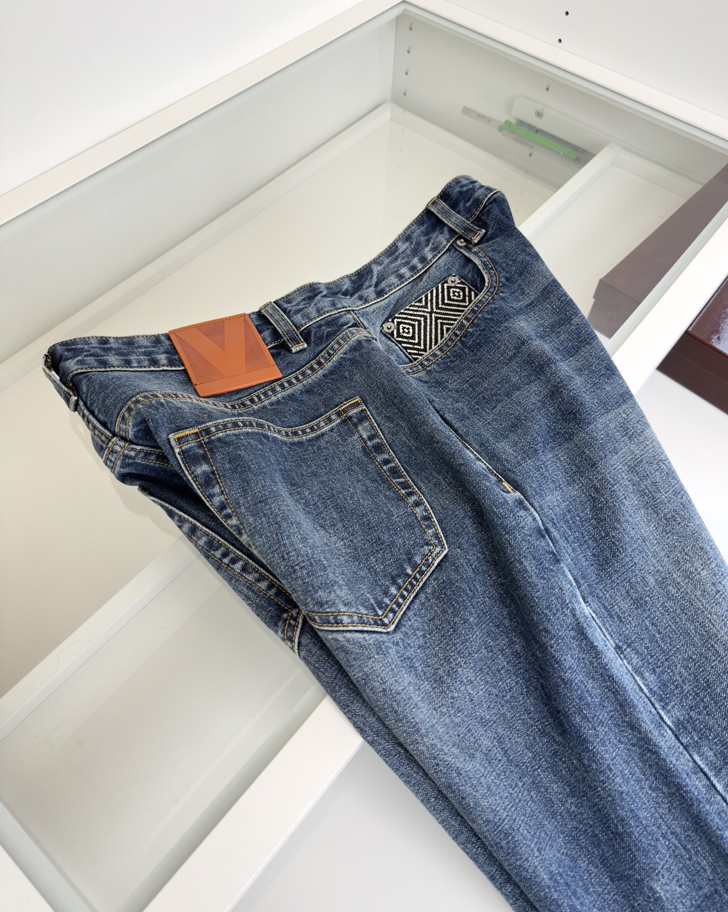 Джинсы мужские в стиле Valentino прямого кроя синего цвета из денима