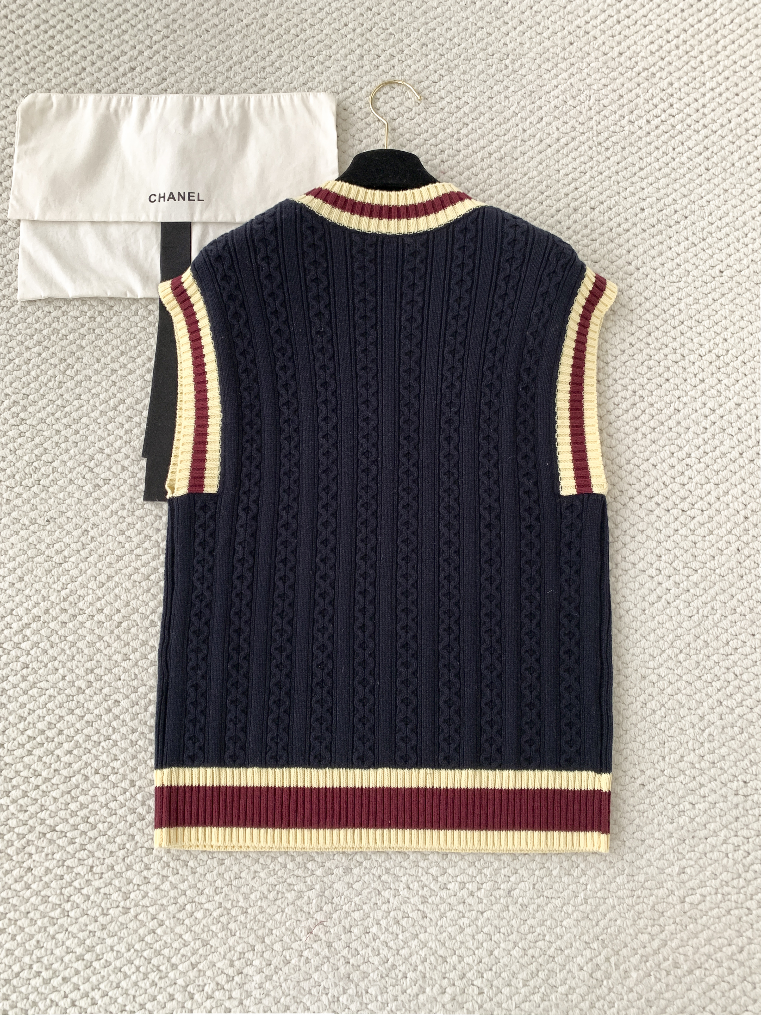 Жилет женский в стиле Chanel тёмно-синего цвета с контрастной отделкой