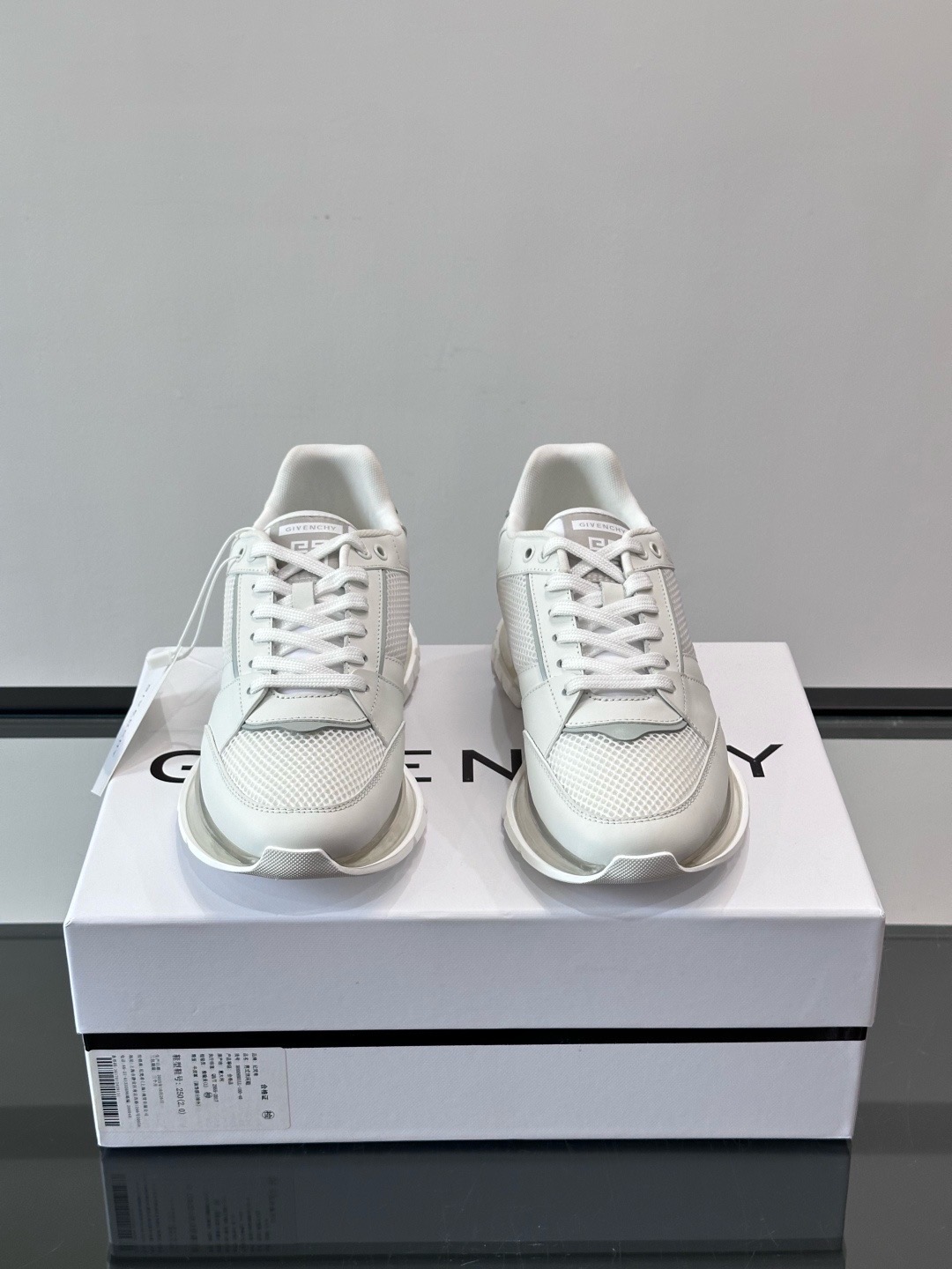 Кроссовки мужские Givenchy белого цвета