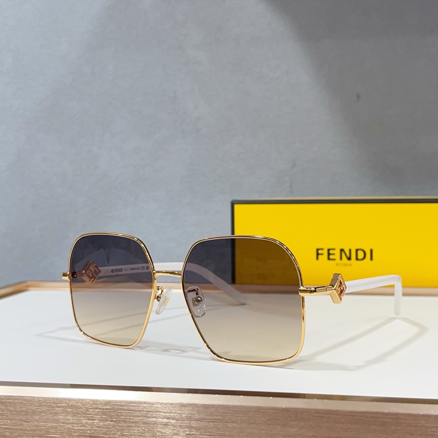 Очки солнцезащитные женские в стиле Fendi FE40218U