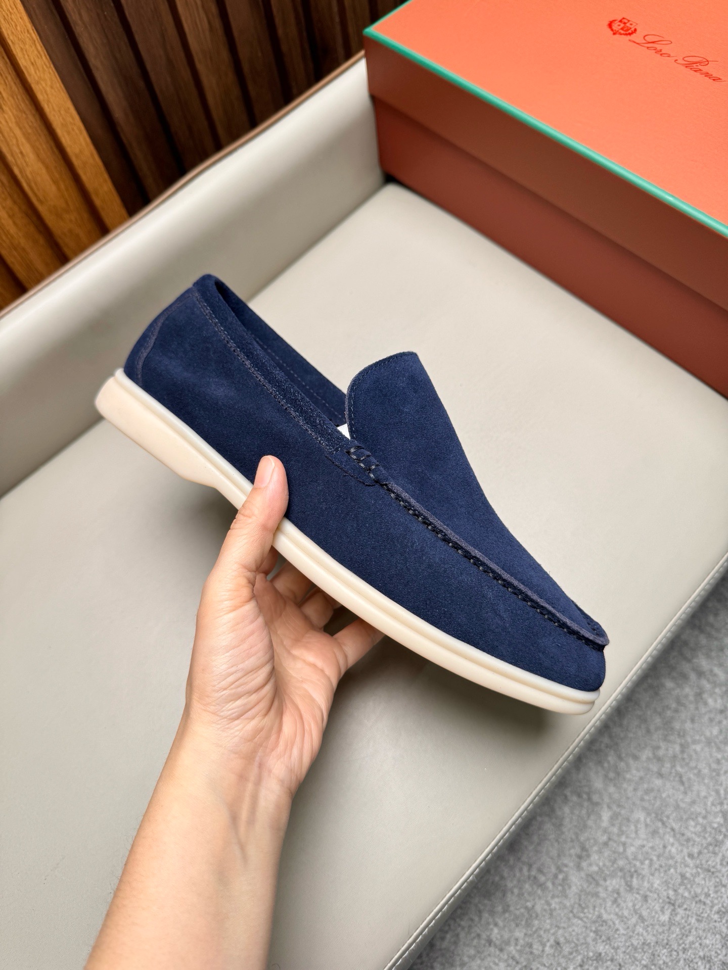 Лоферы унисекс в стиле Loro Piana из натуральной замши синего цвета