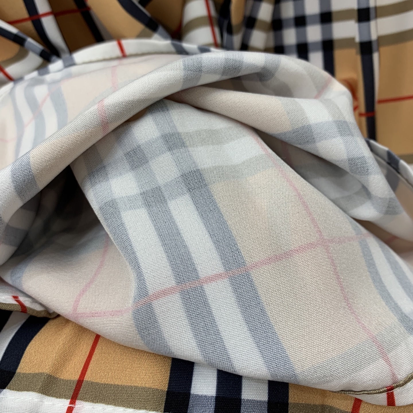 Костюм женский в стиле Burberry: футболка с логотипом и плиссированная юбка