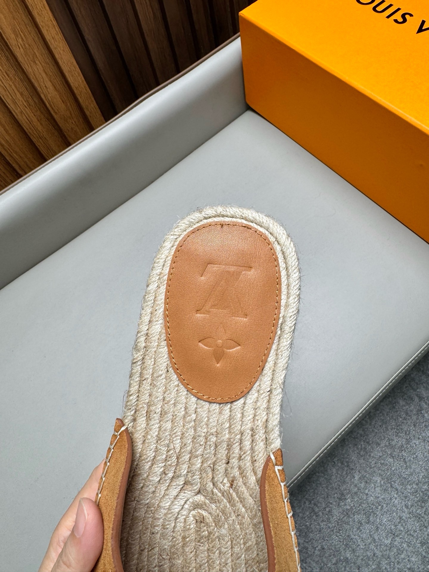 Шлёпанцы мужские в стиле Louis Vuitton из натуральной замши рыжего цвета