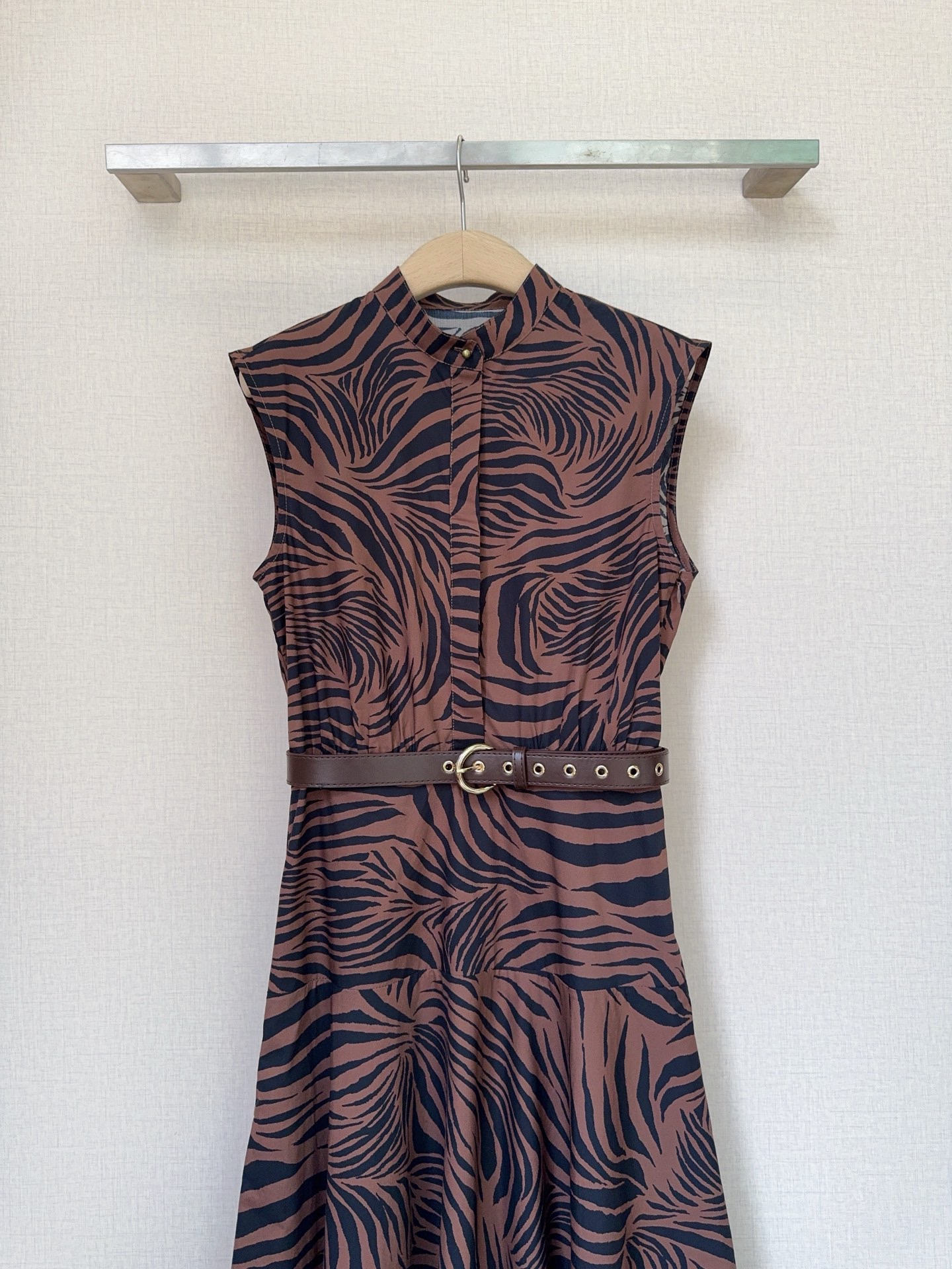 Платье миди с принтом зебра и поясом, приталенный силуэт