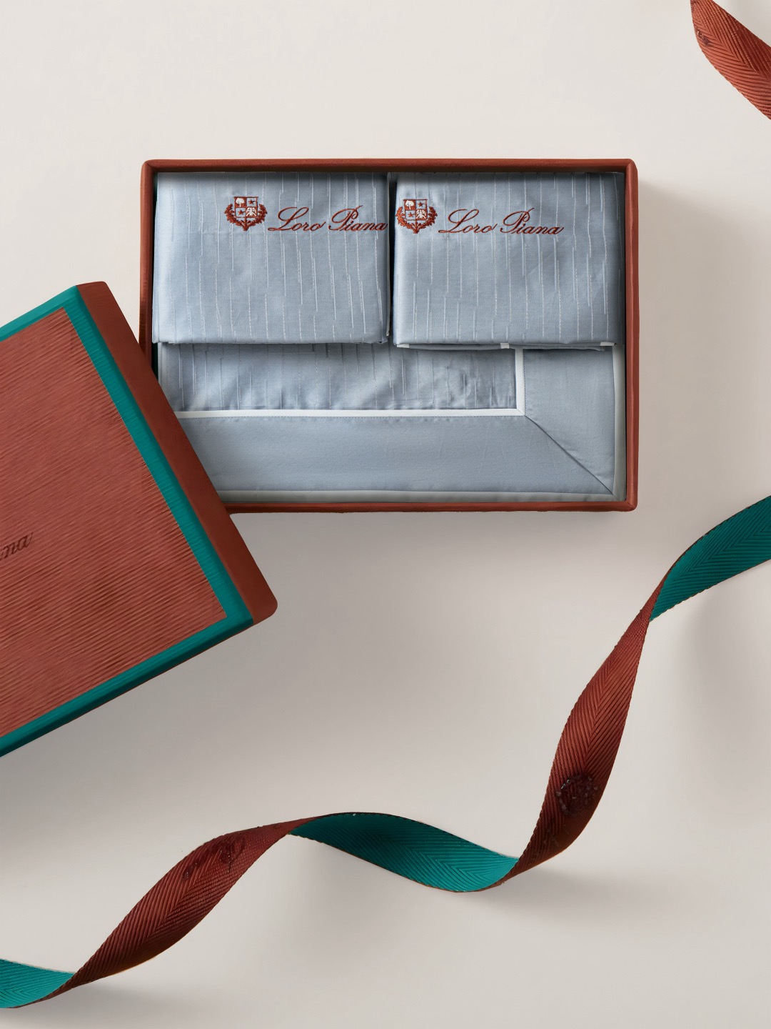 Комплект постельного белья в стиле Loro Piana Interiors голубого цвета